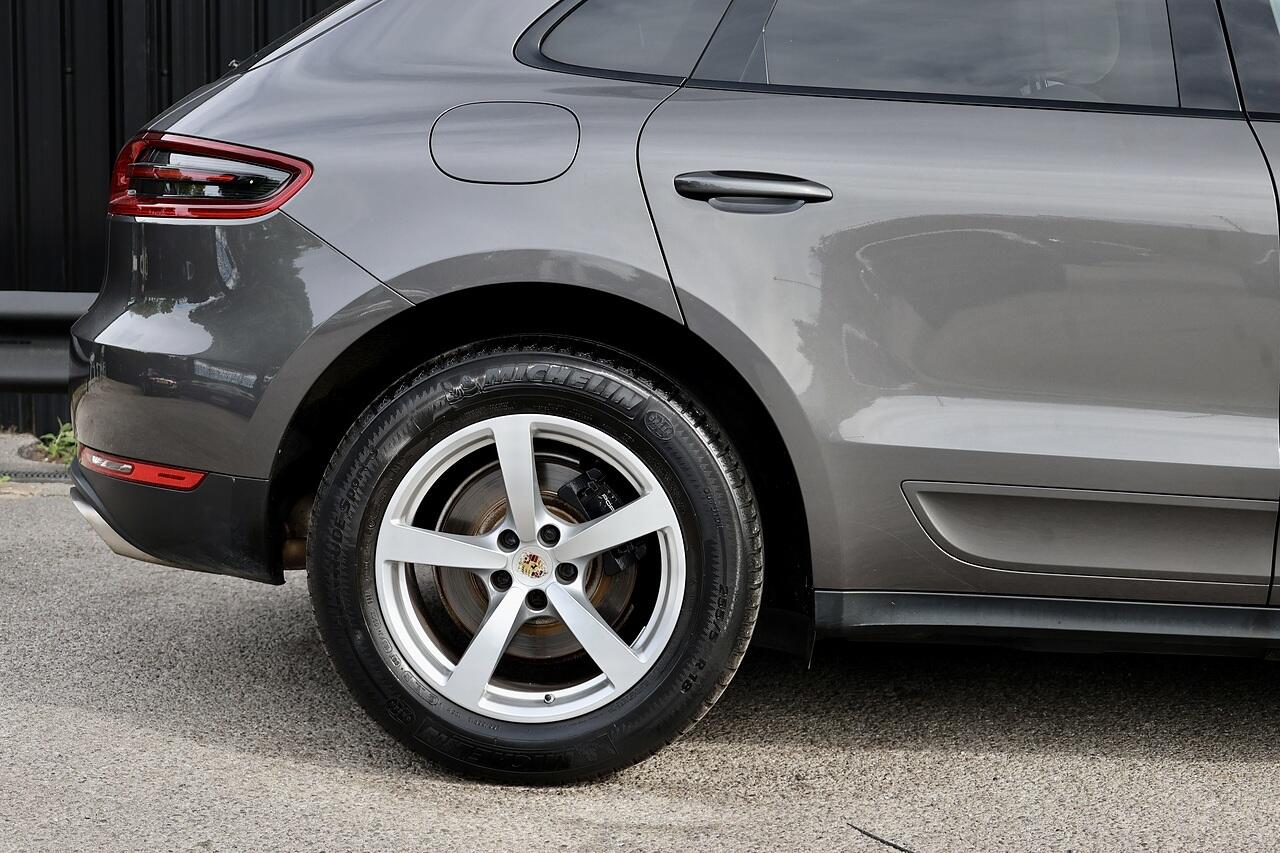 Porsche Macan view 26