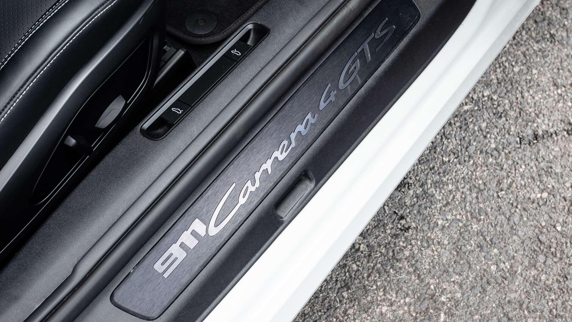 Porsche 911 view 33