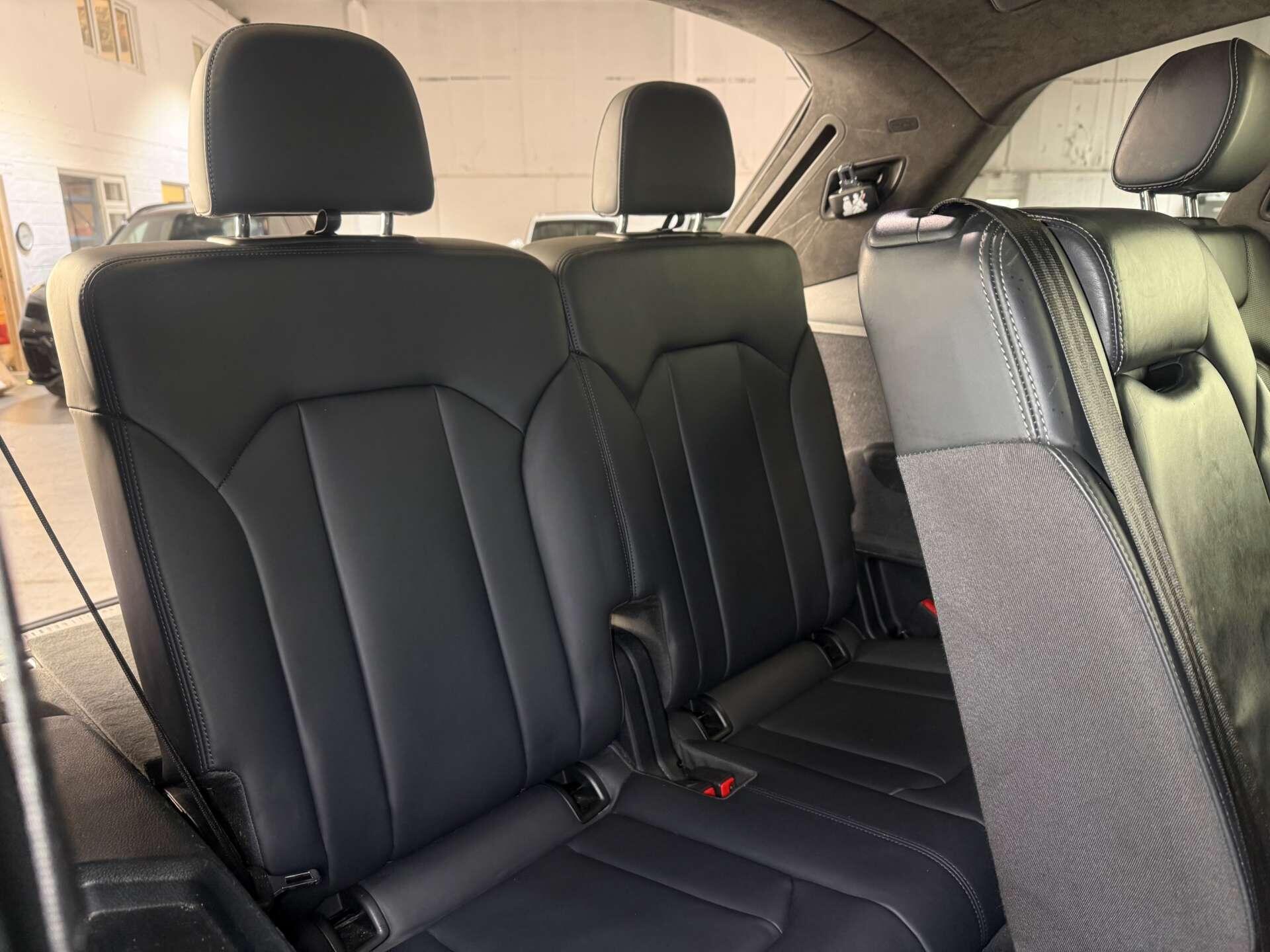 Audi SQ7 view 16
