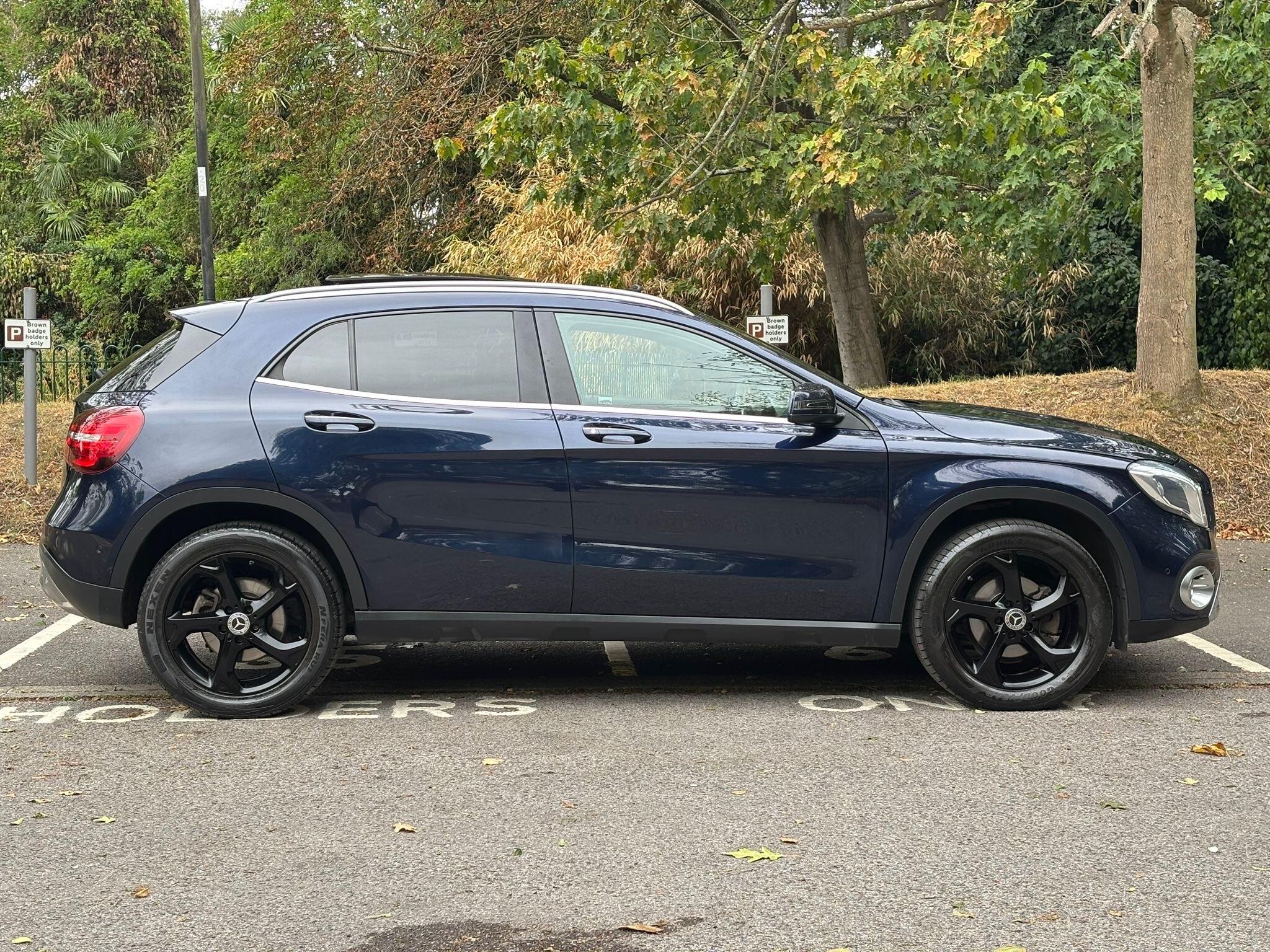 Mercedes-Benz GLA view 3