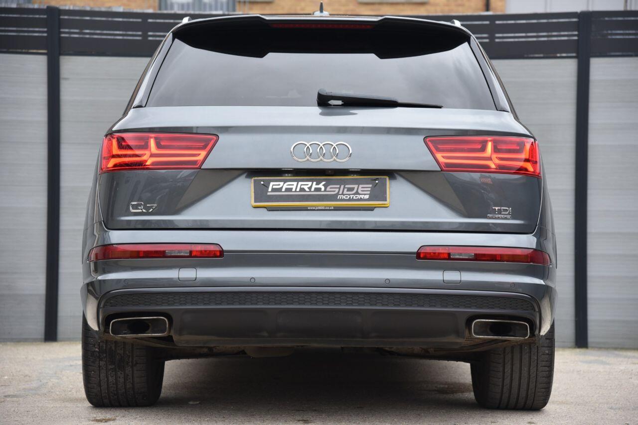 Audi Q7 view 8