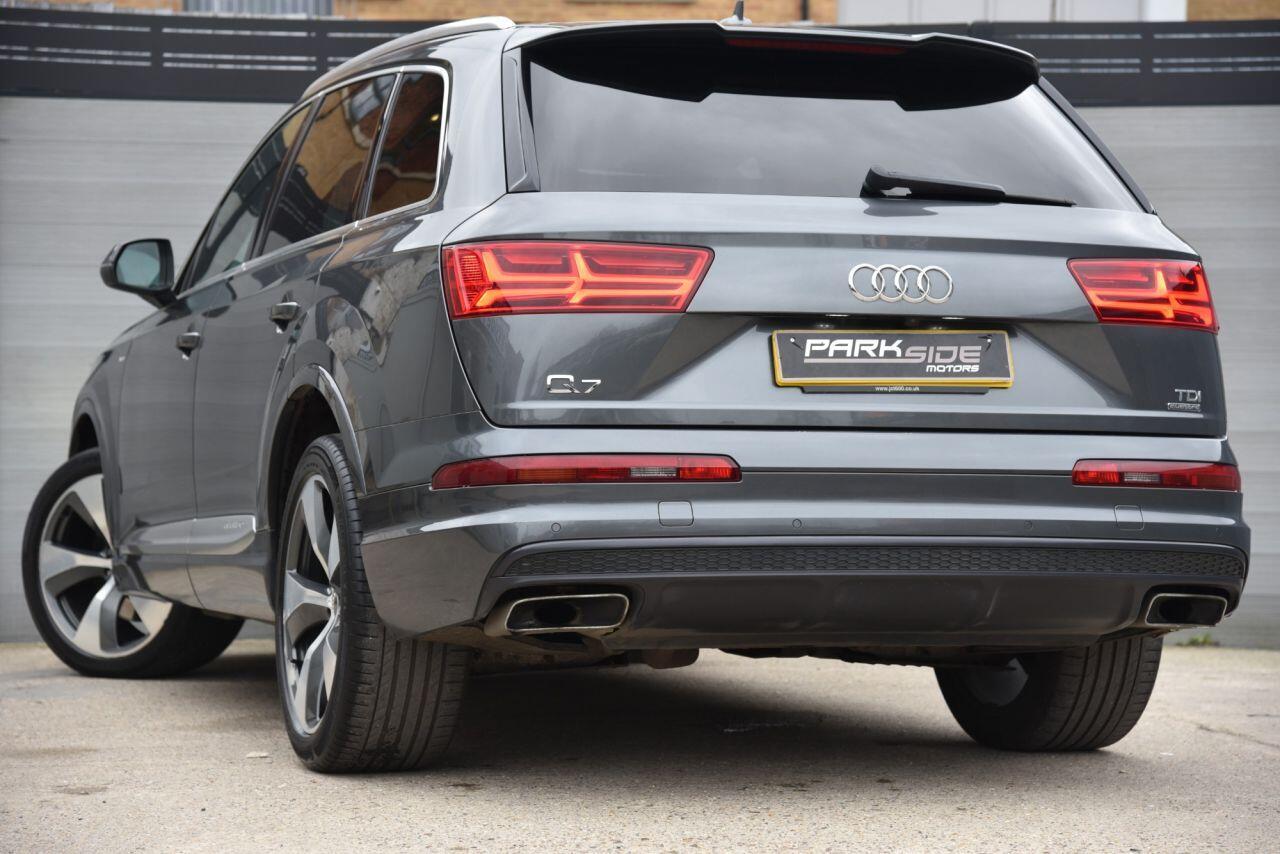 Audi Q7 view 3