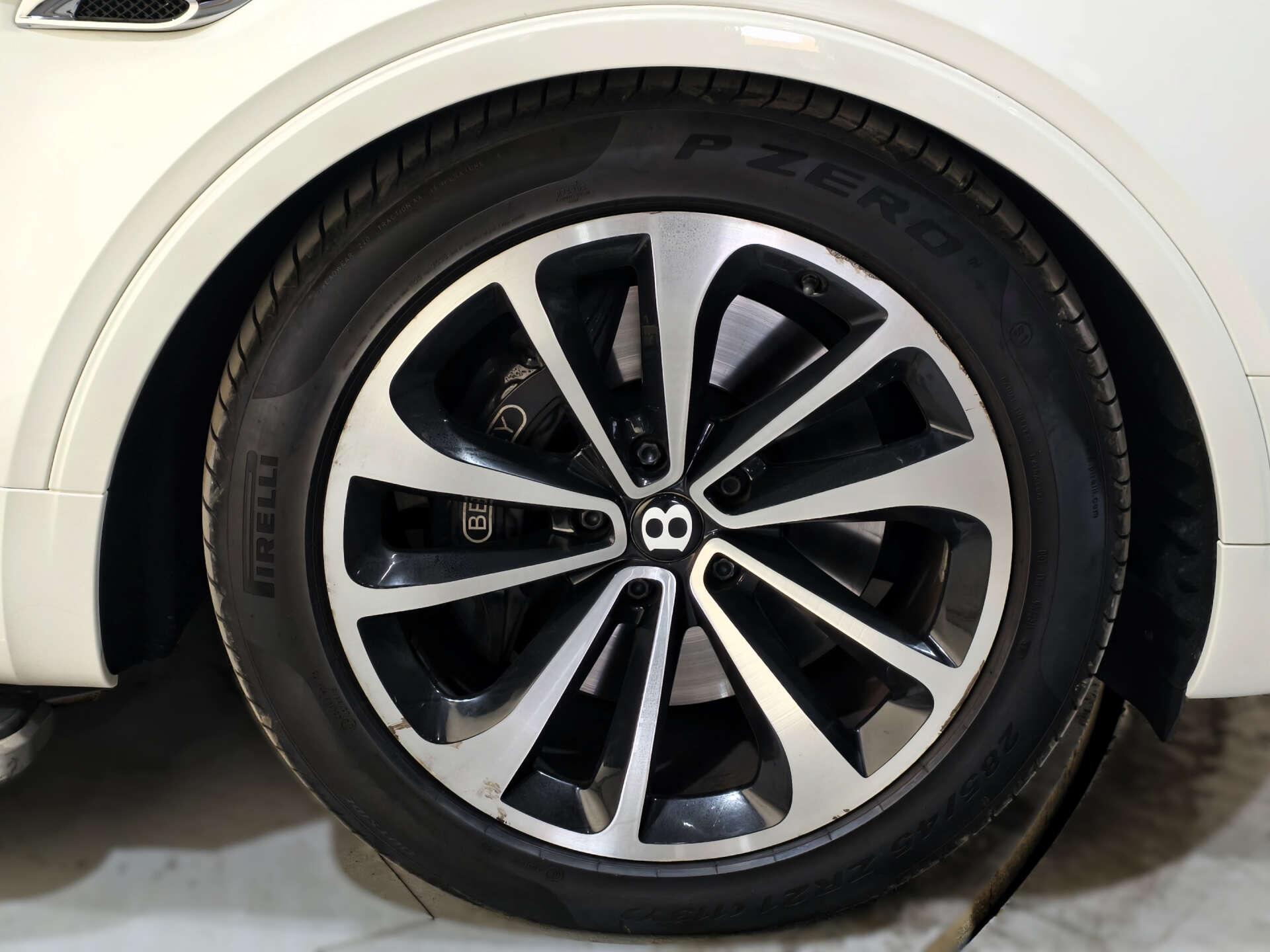 Bentley Bentayga view 24