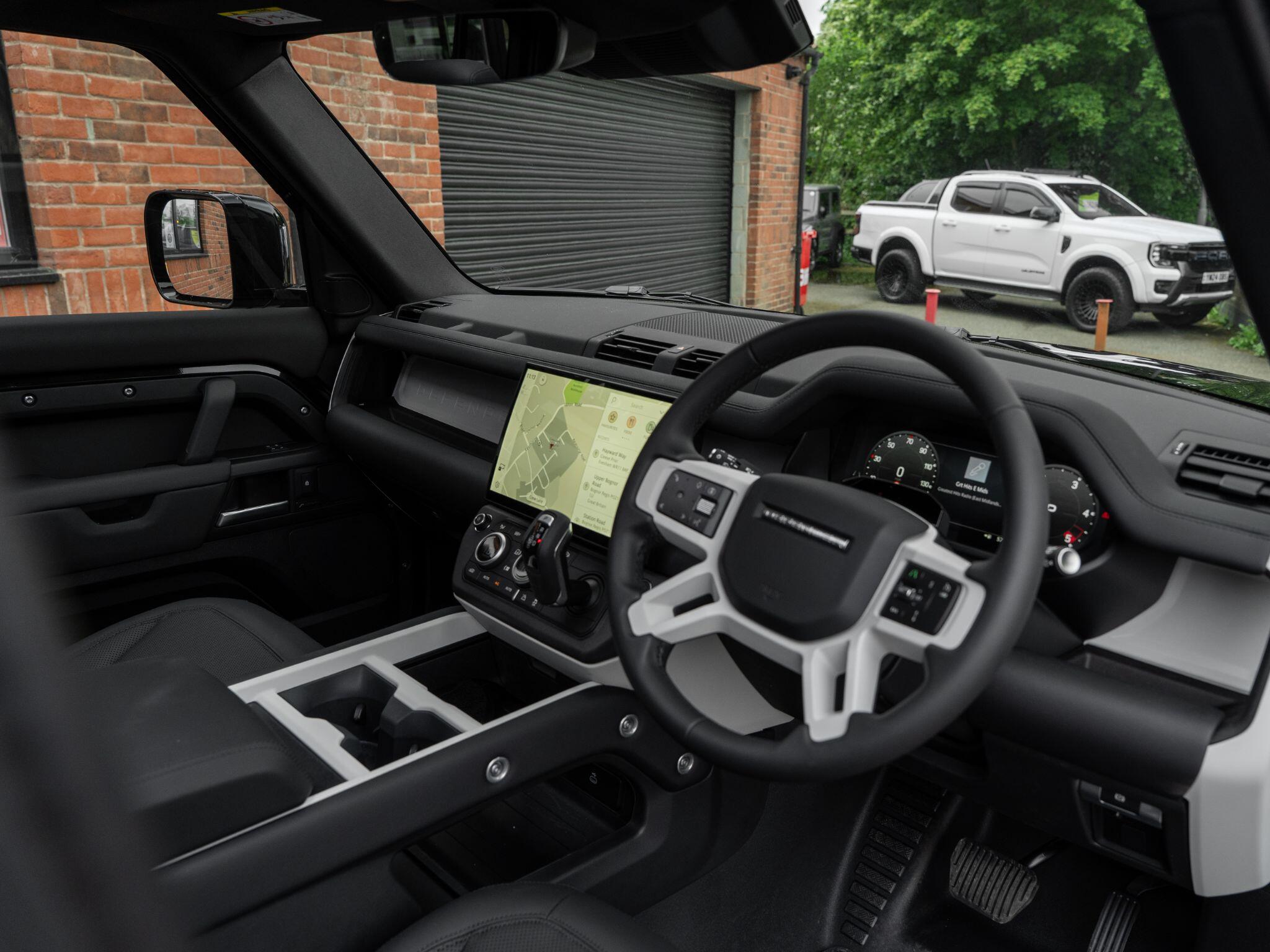 Land Rover Defender 110 view 32