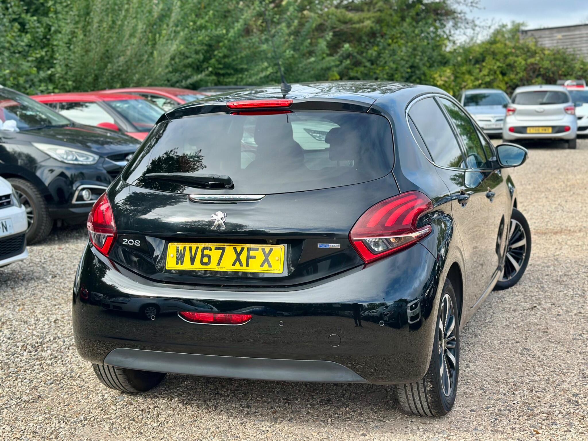 Peugeot 208 view 13