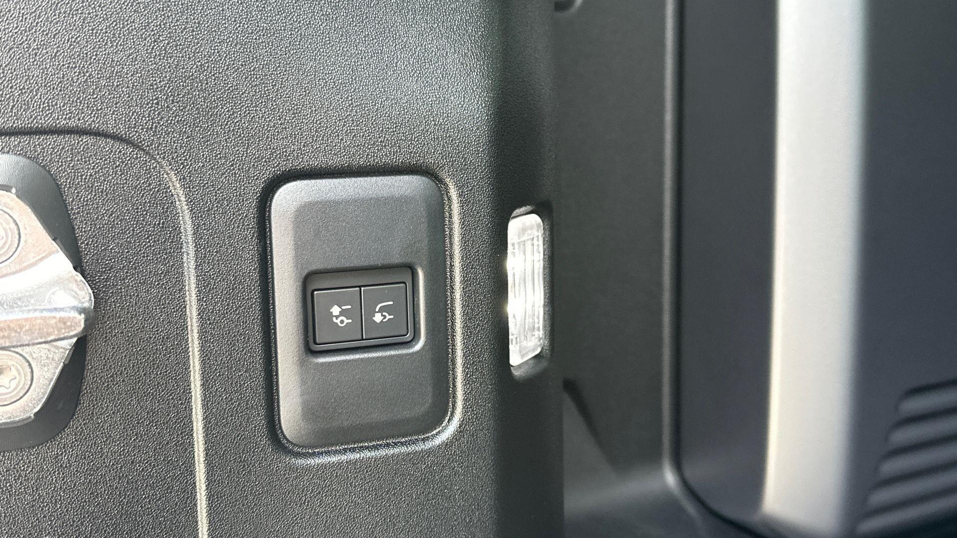 Land Rover Defender view 13