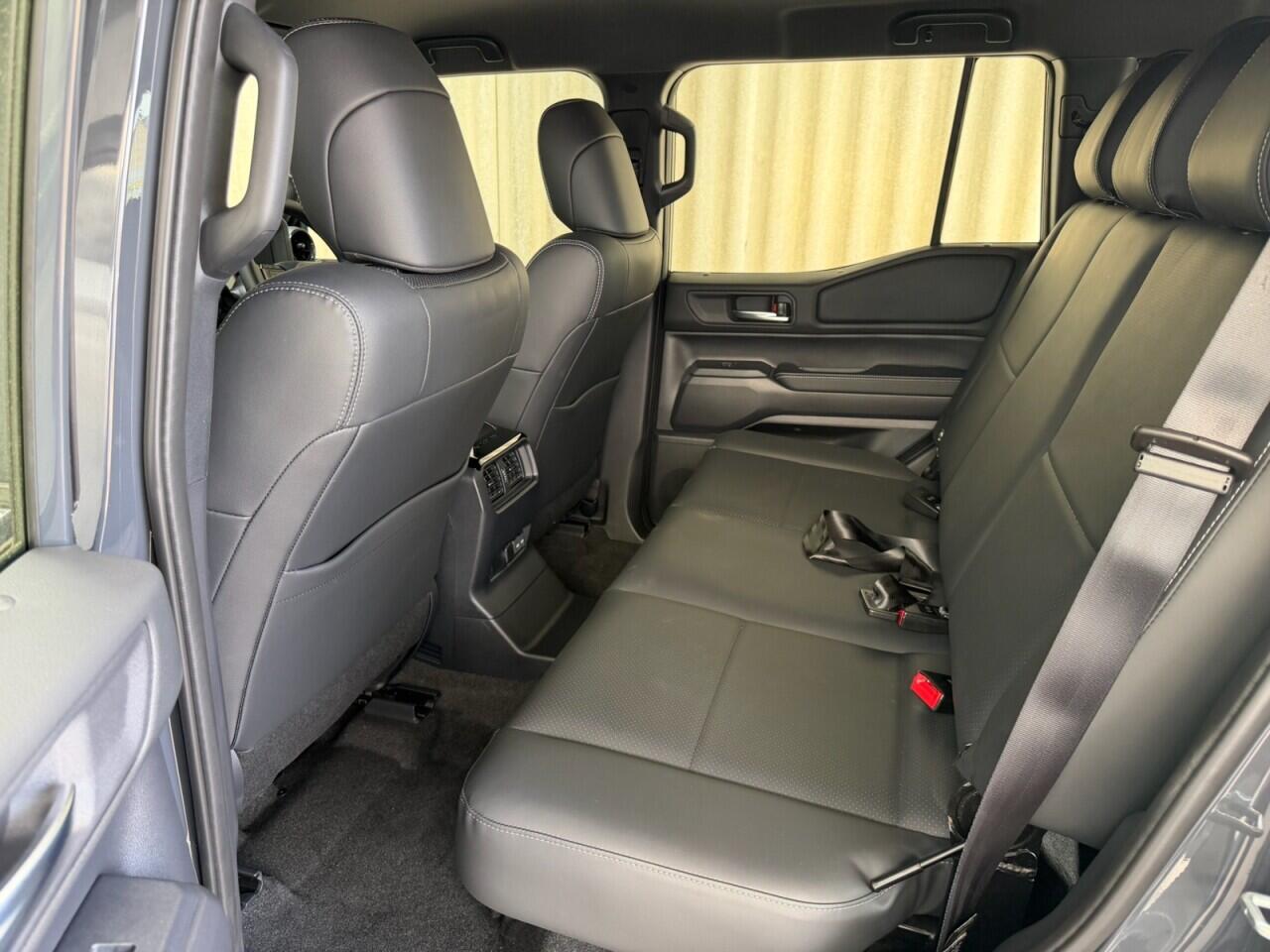 Toyota Land Cruiser view 3