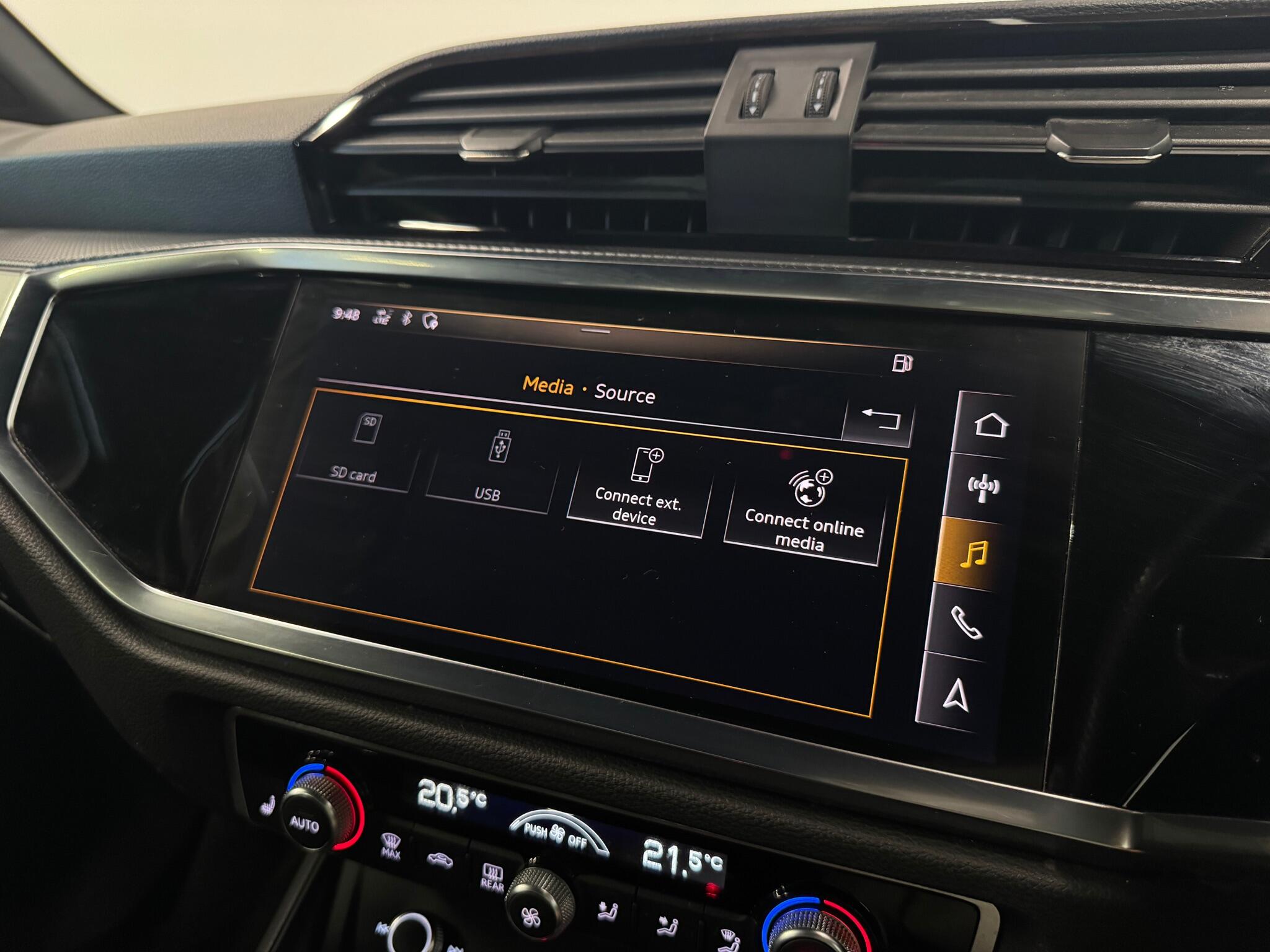 Audi Q3 view 21