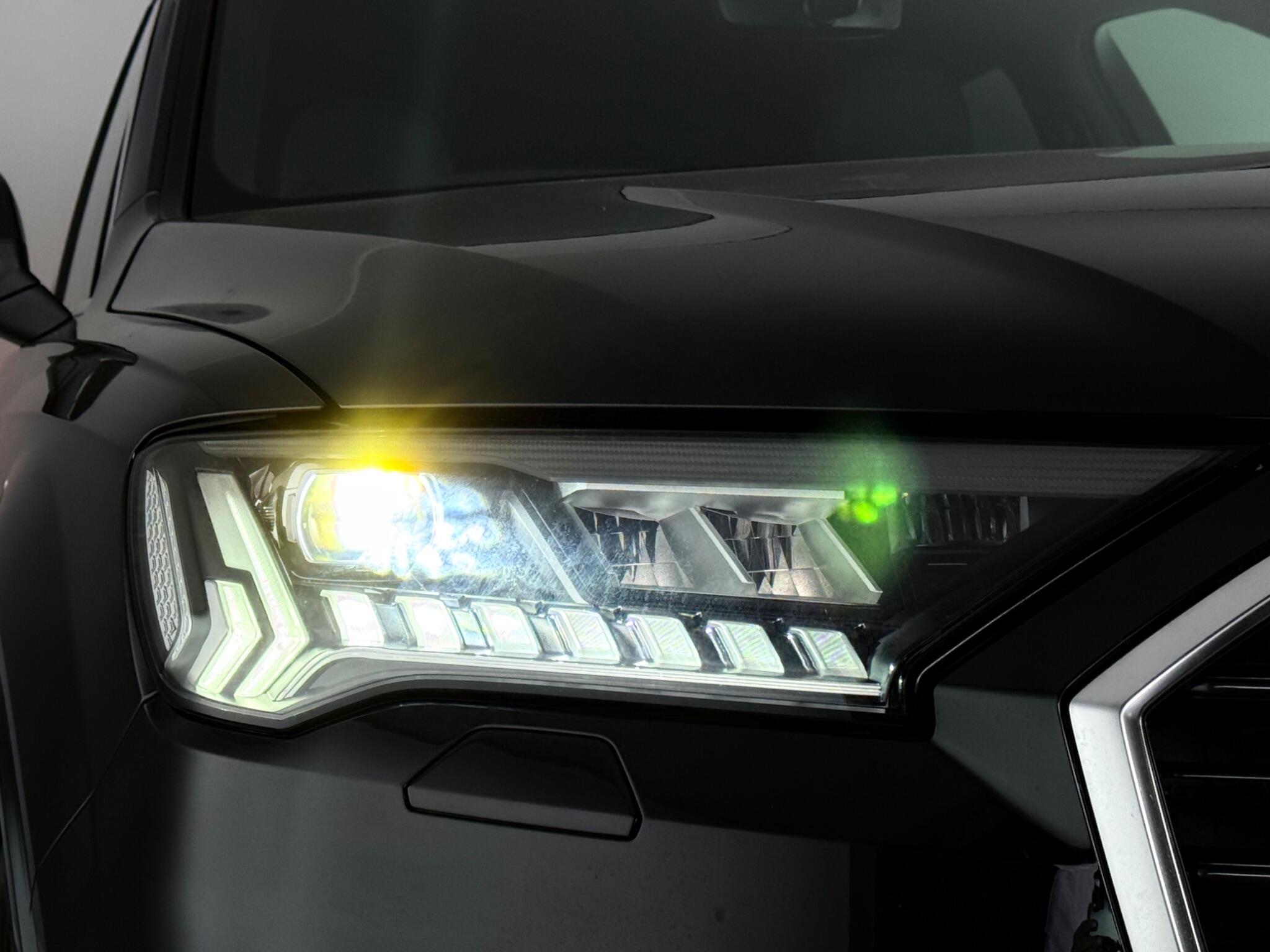 Audi Q7 view 9