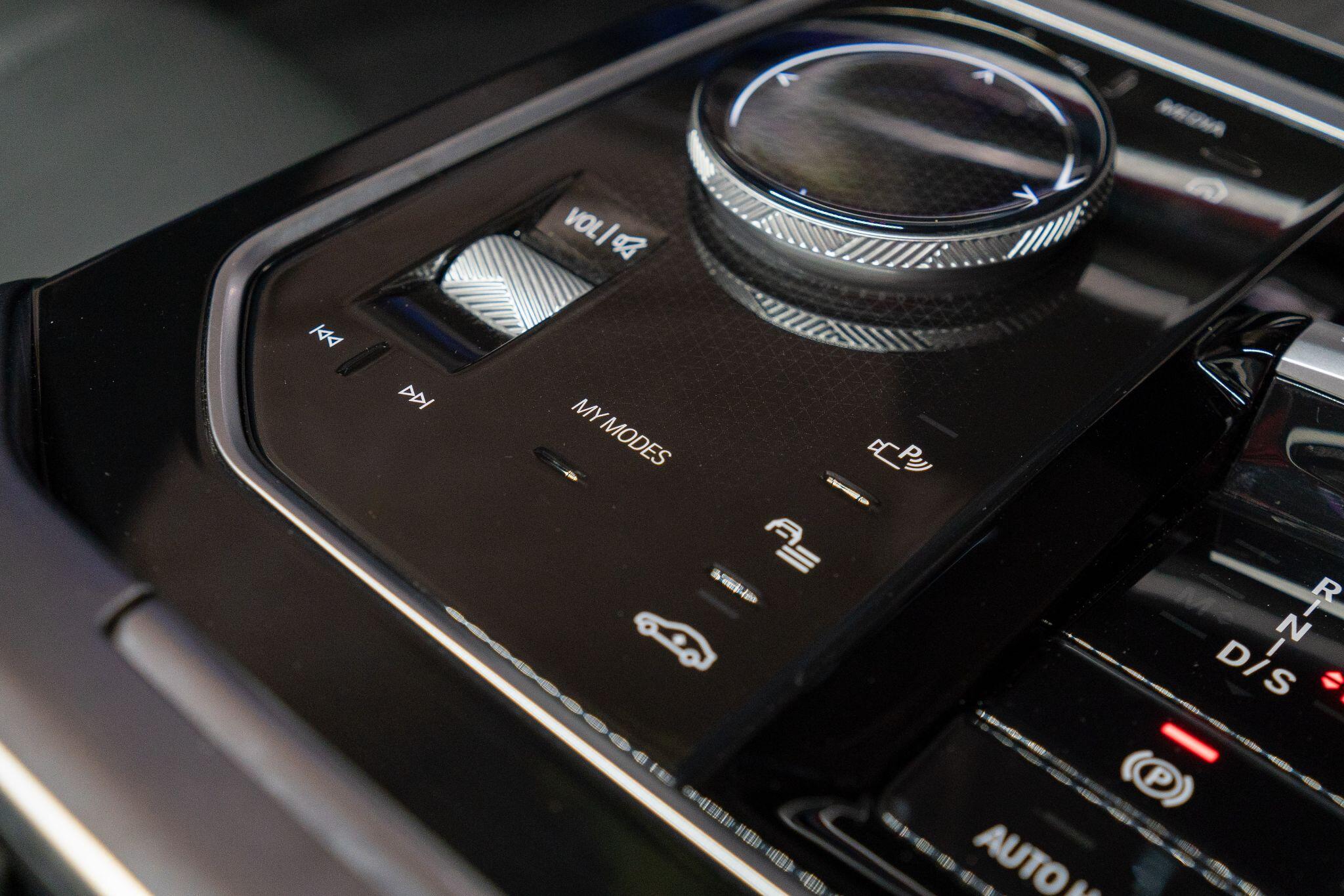 BMW 7 Series view 27