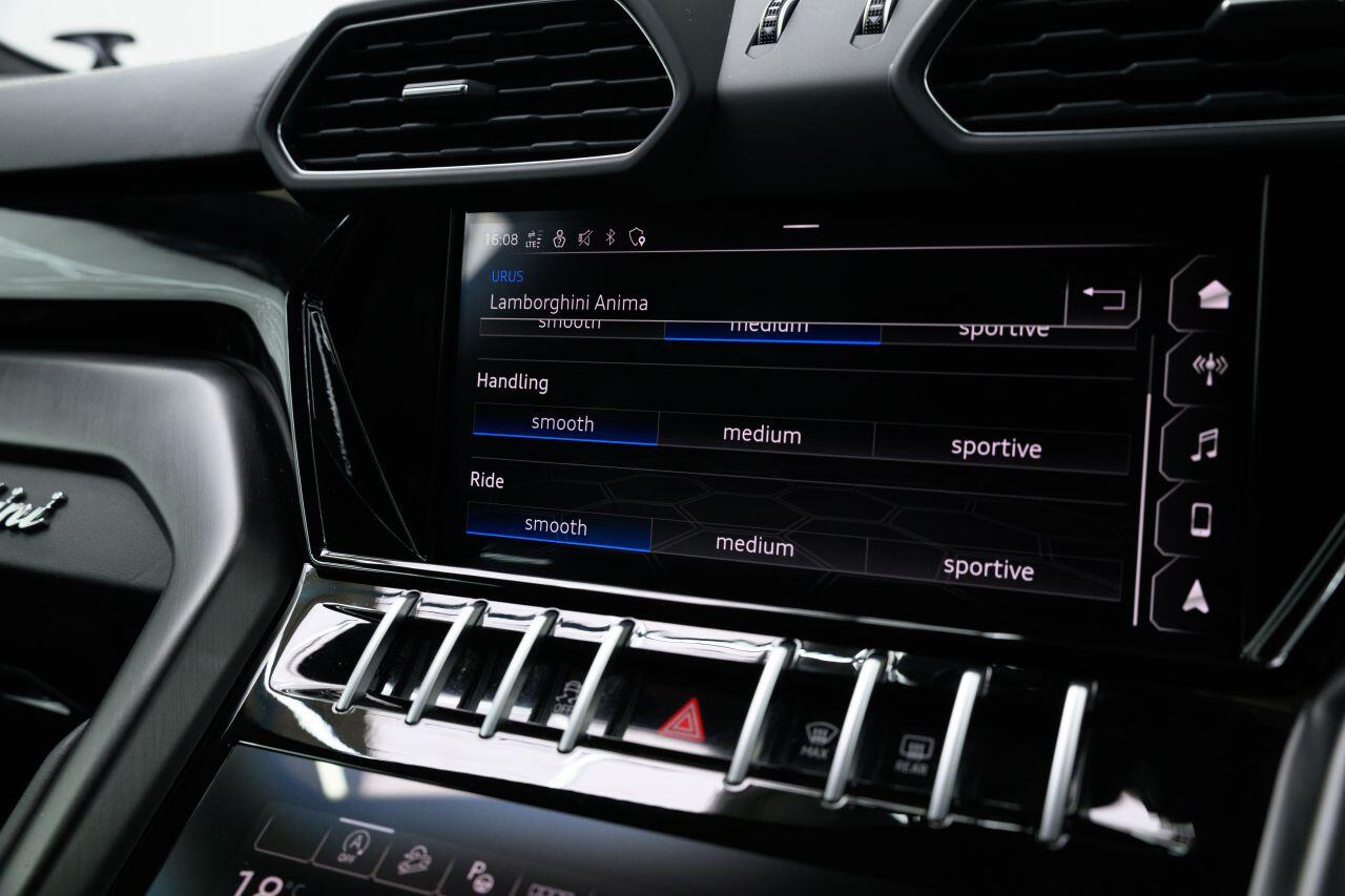 Lamborghini Urus view 90