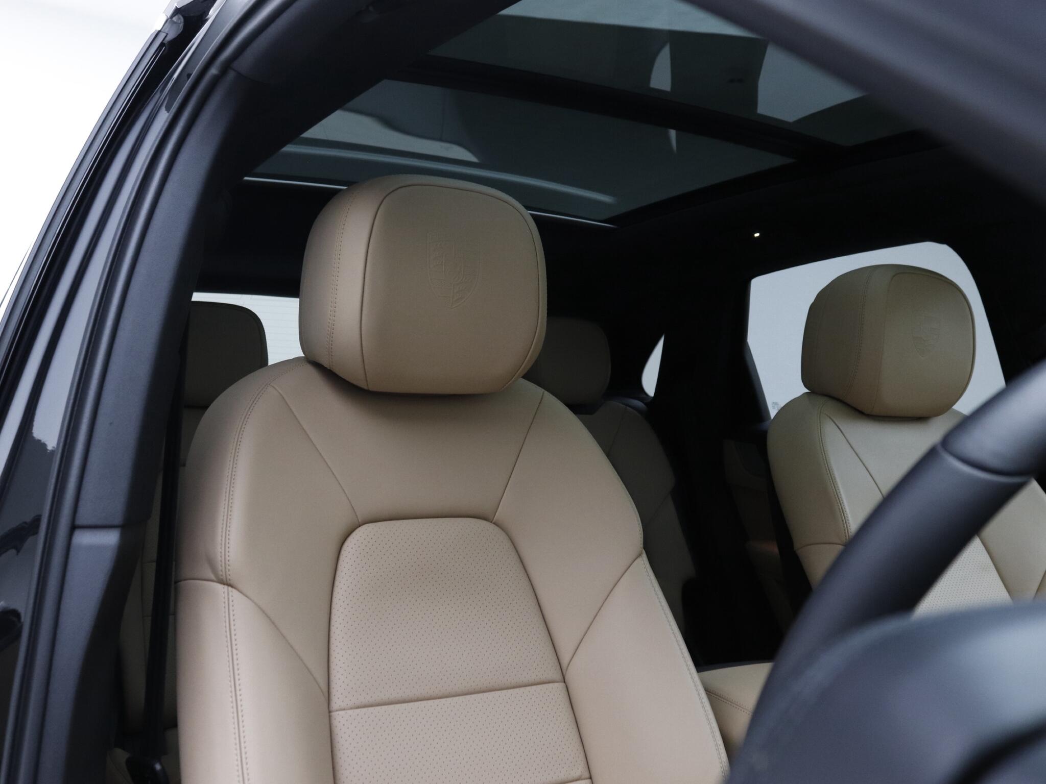 Porsche Cayenne view 36
