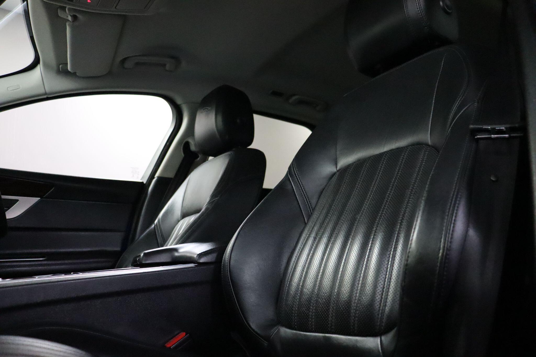Jaguar XF view 35