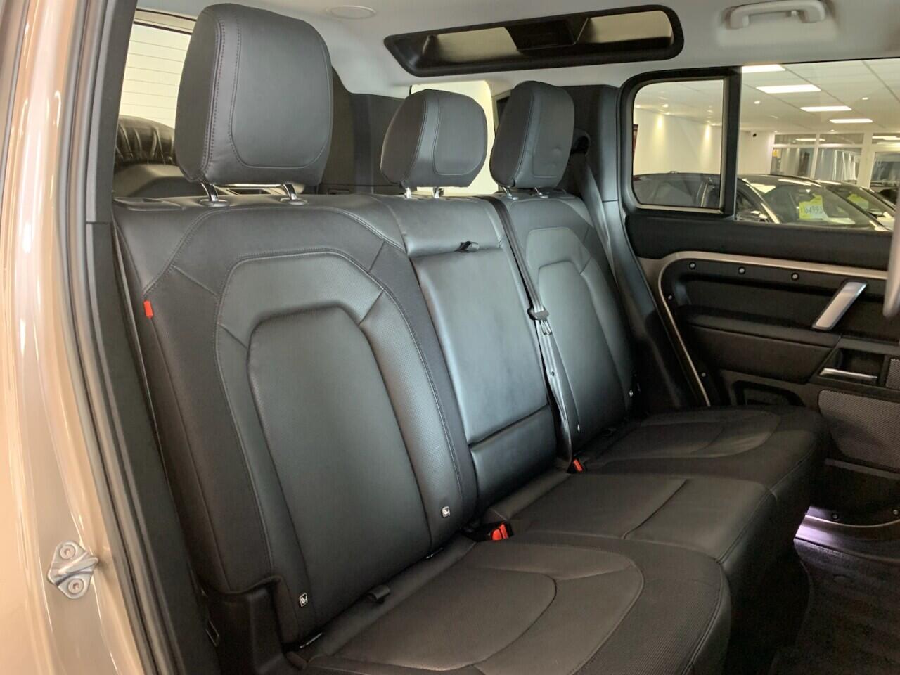 Land Rover Defender 110 view 28