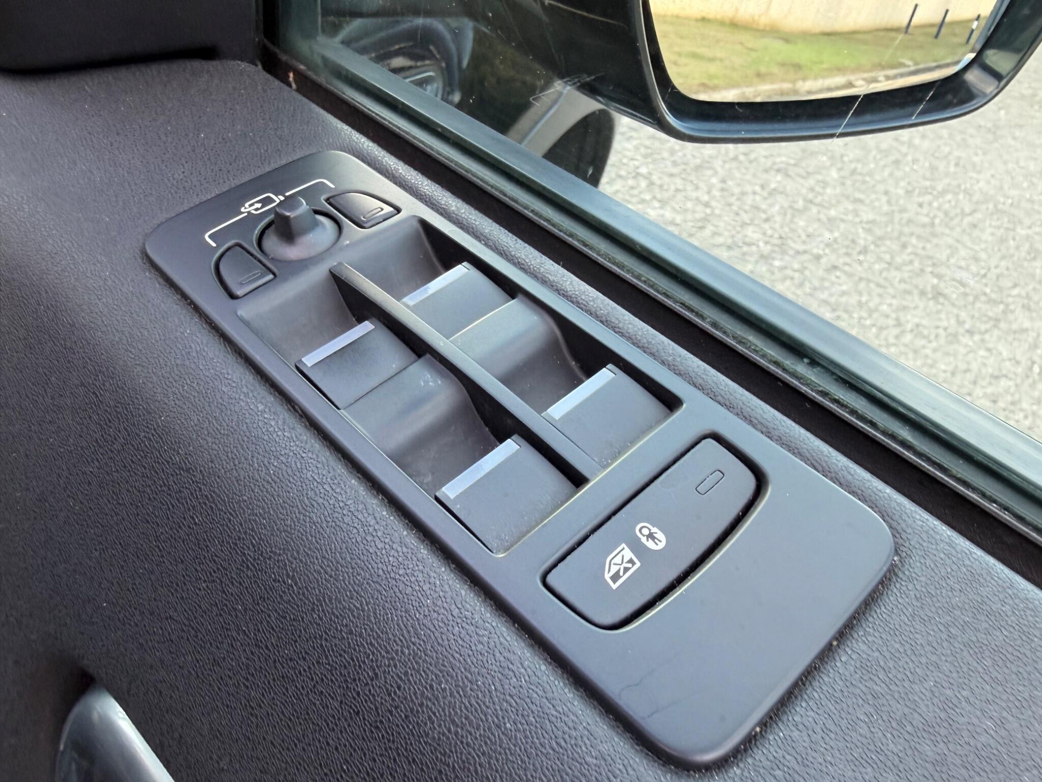 Land Rover Discovery Sport view 17