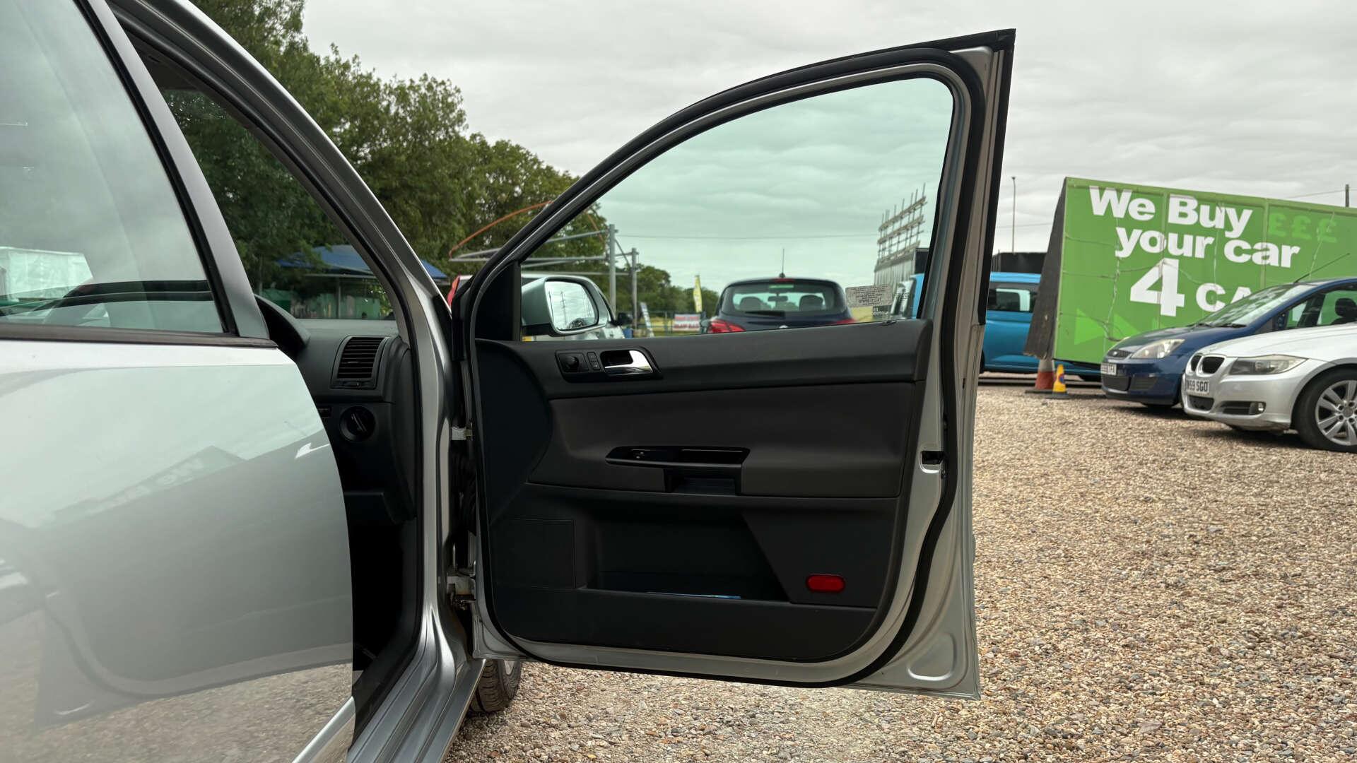 Volkswagen Polo view 28