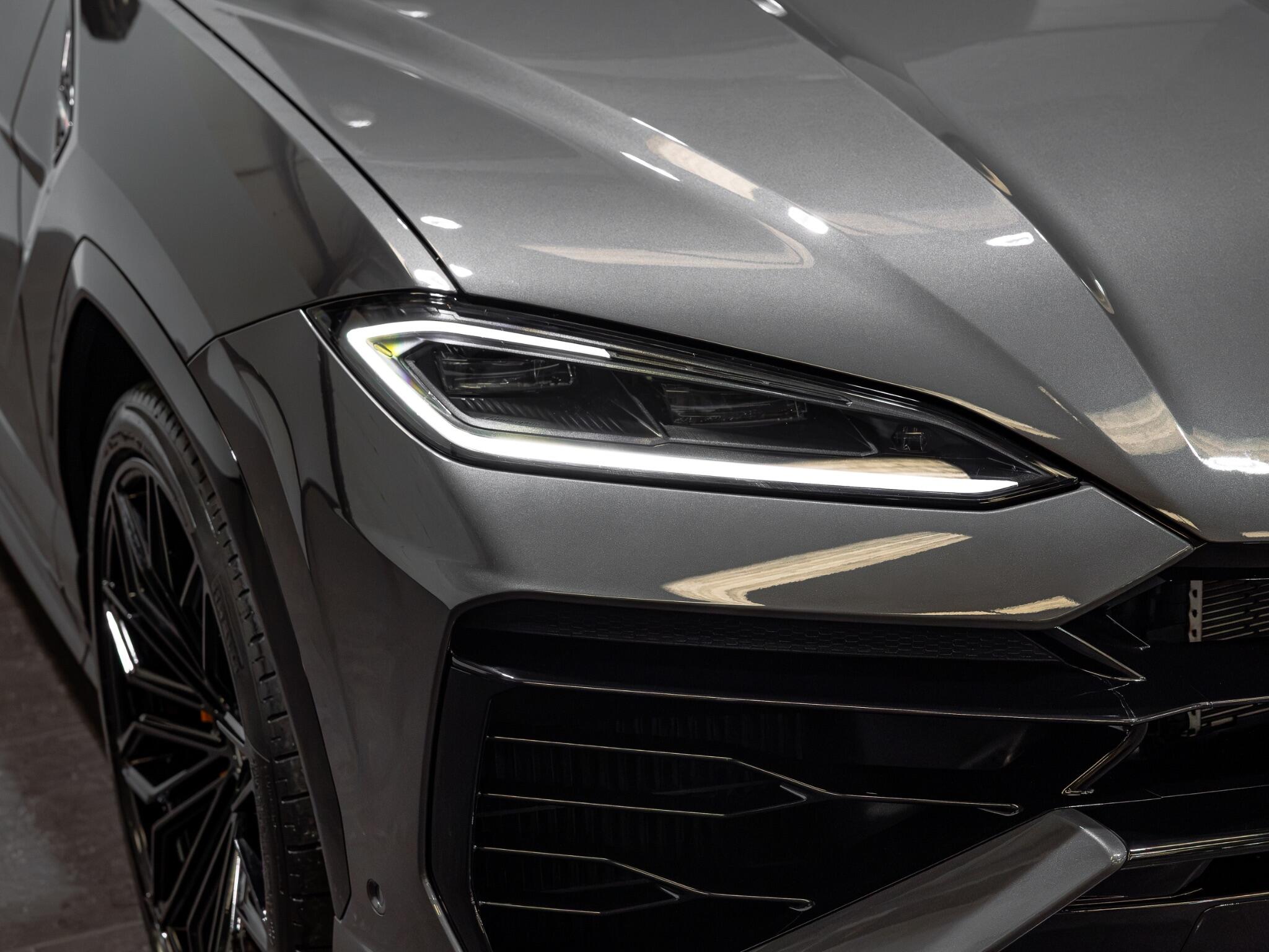 Lamborghini Urus view 13