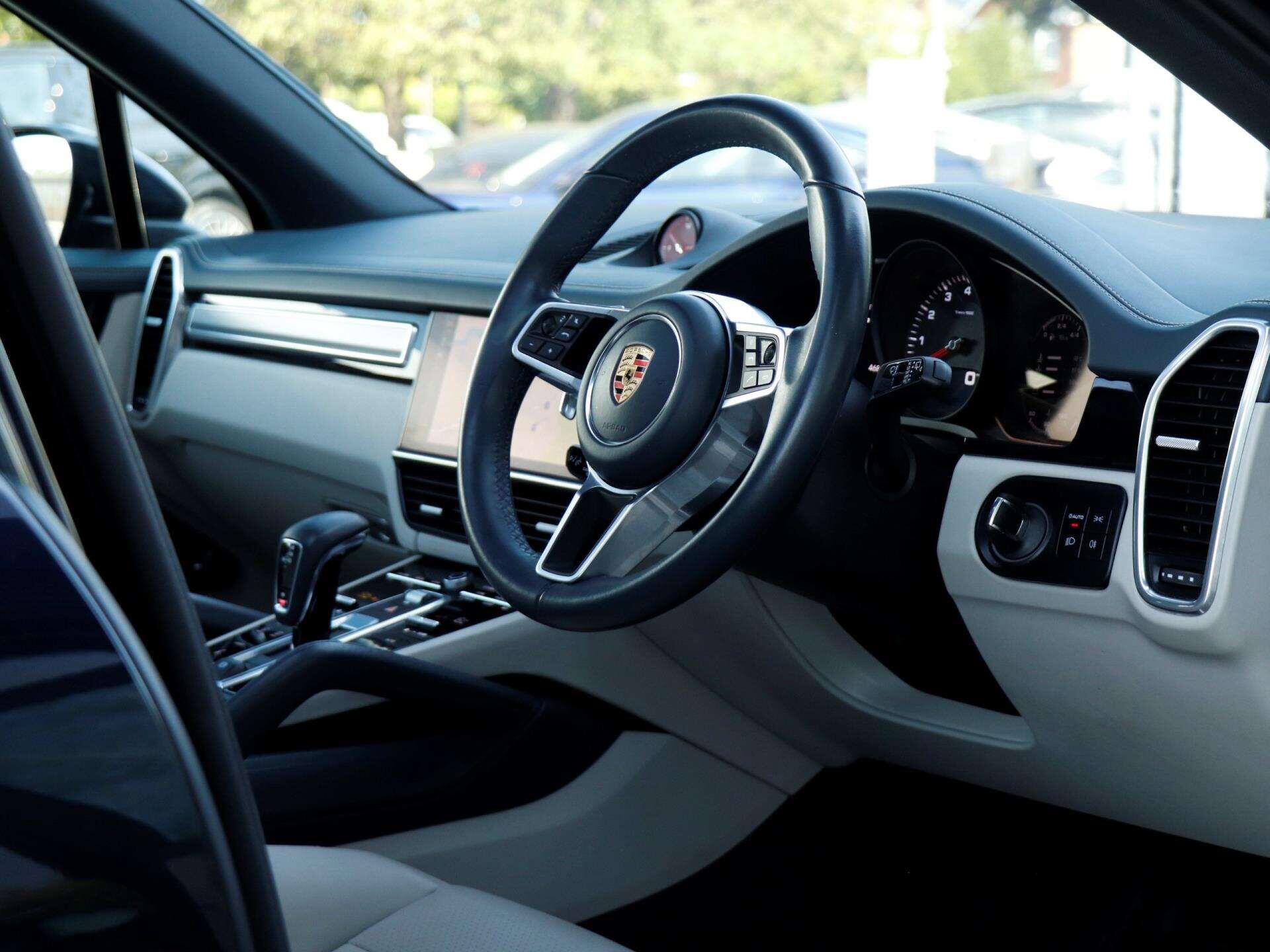 Porsche Cayenne view 11