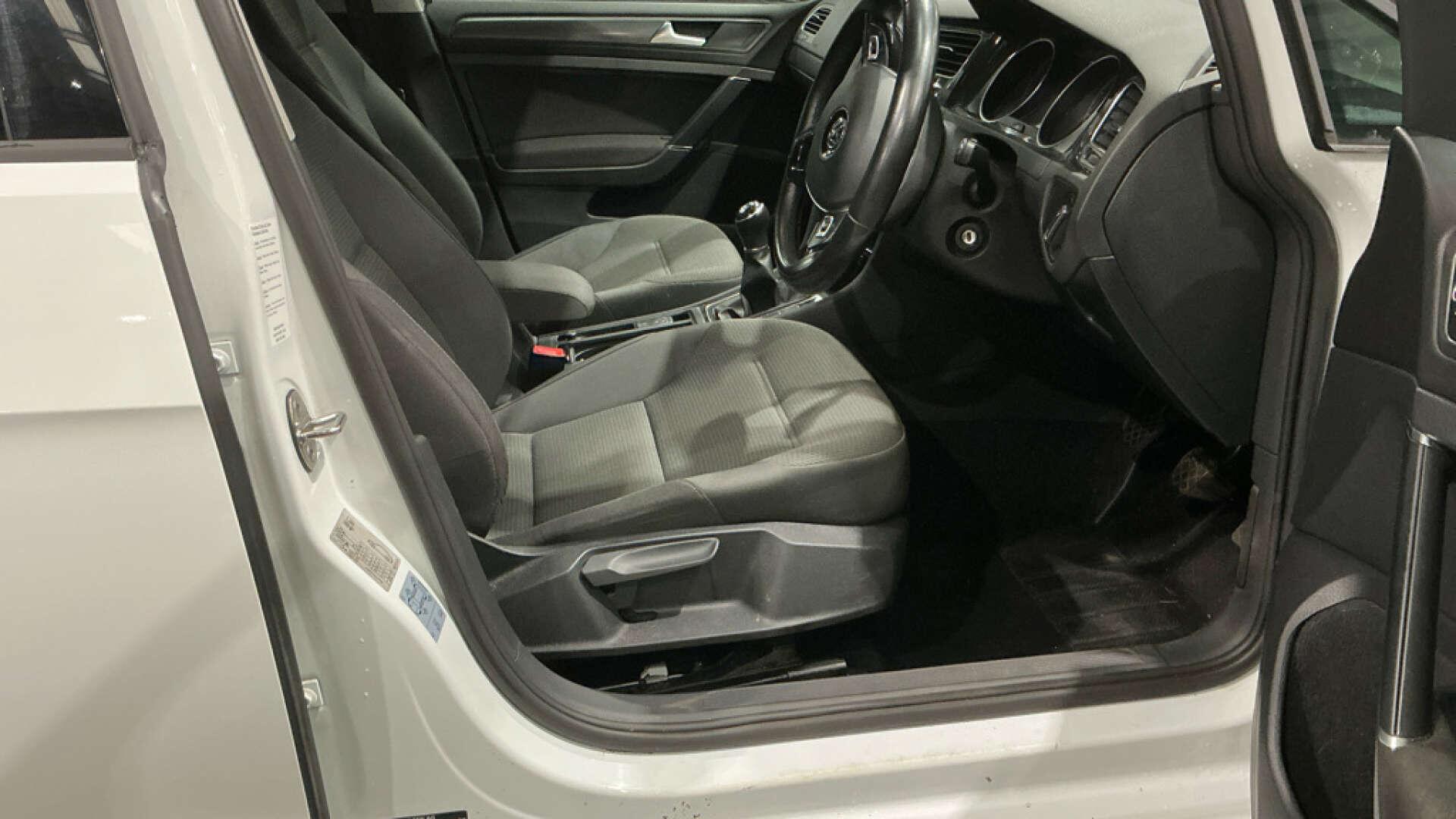 Volkswagen Golf view 9