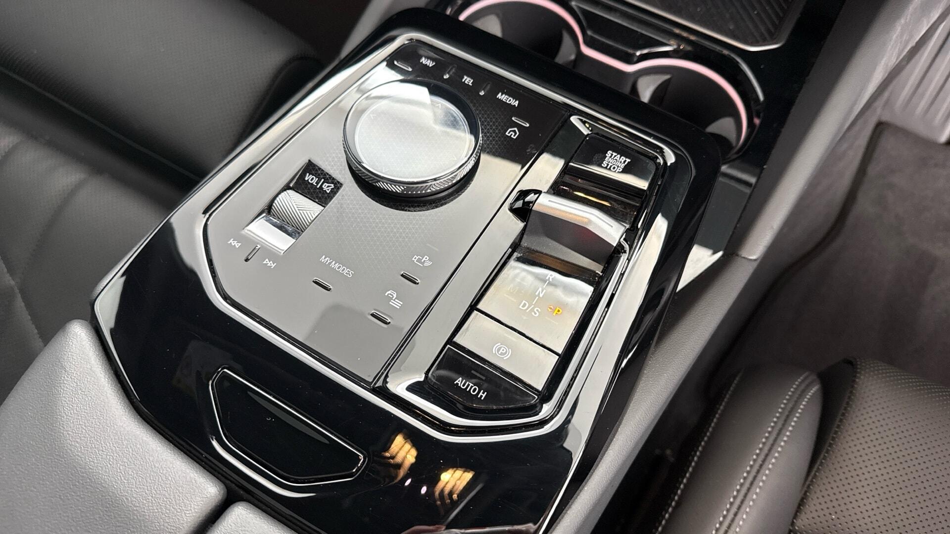 BMW 5 Series view 10