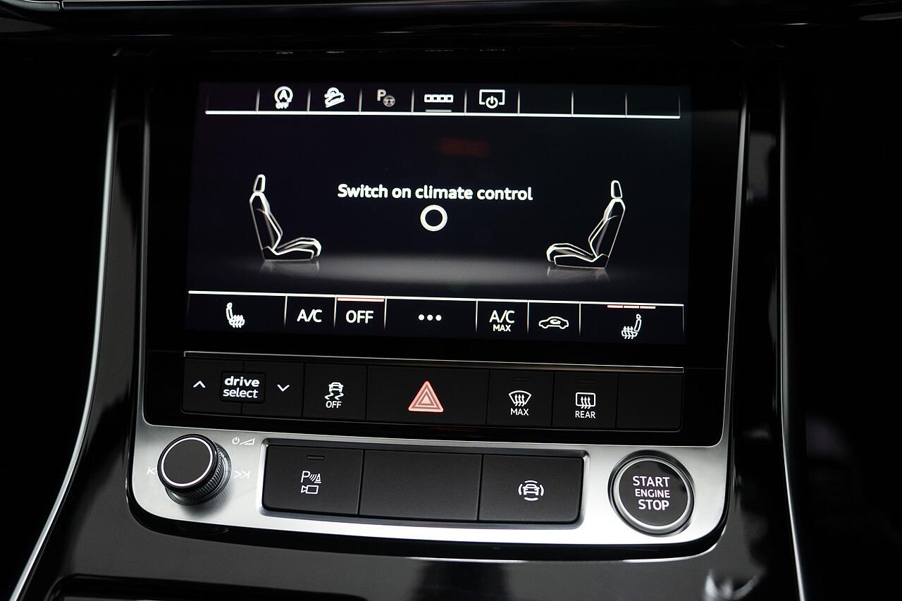 Audi Q7 view 12