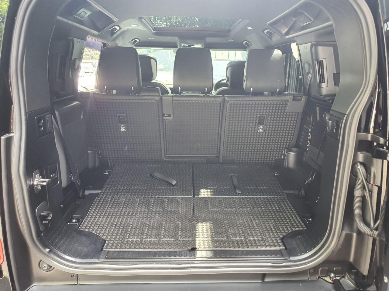 Land Rover Defender 110 view 35
