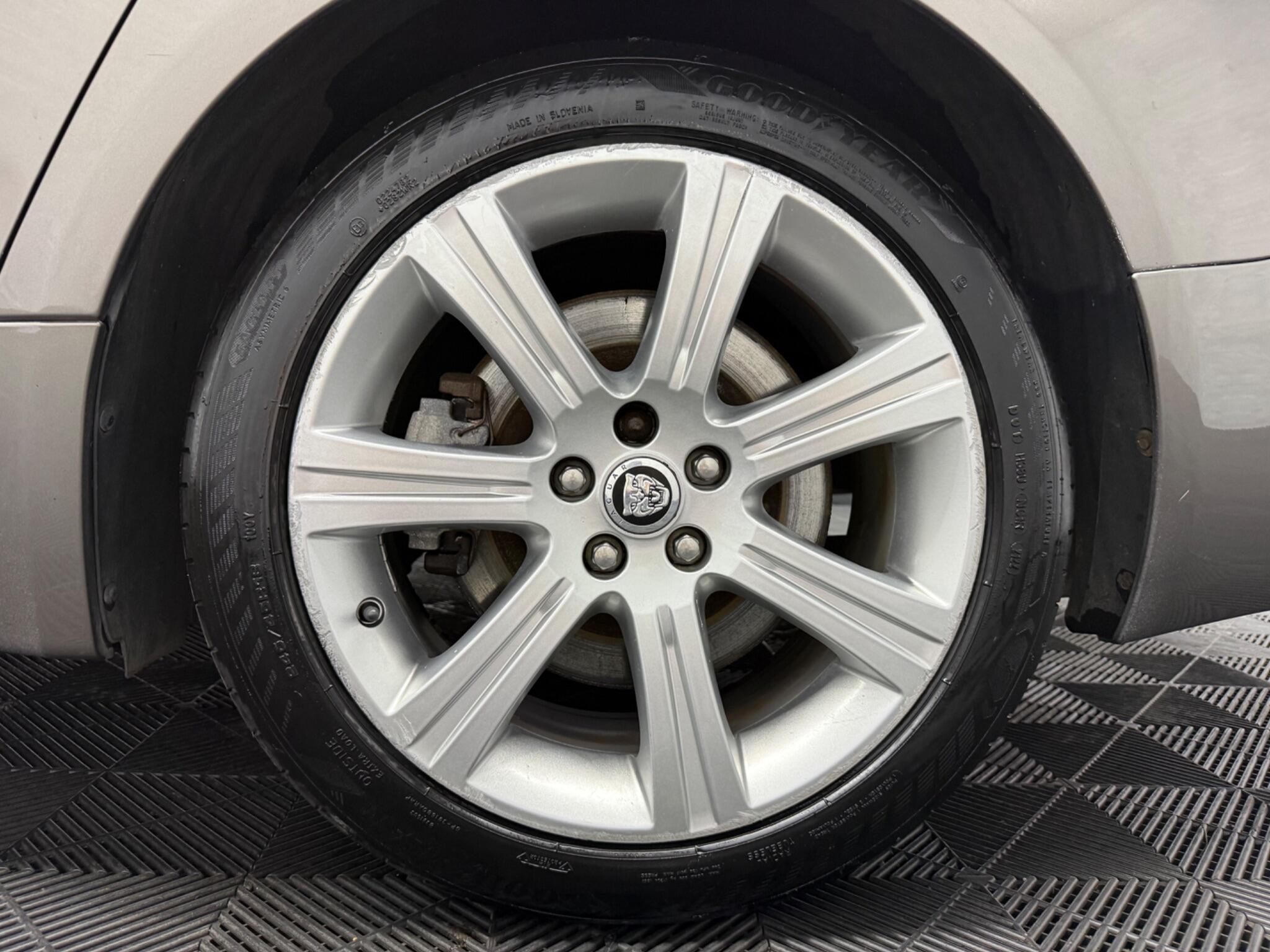Jaguar XF view 23