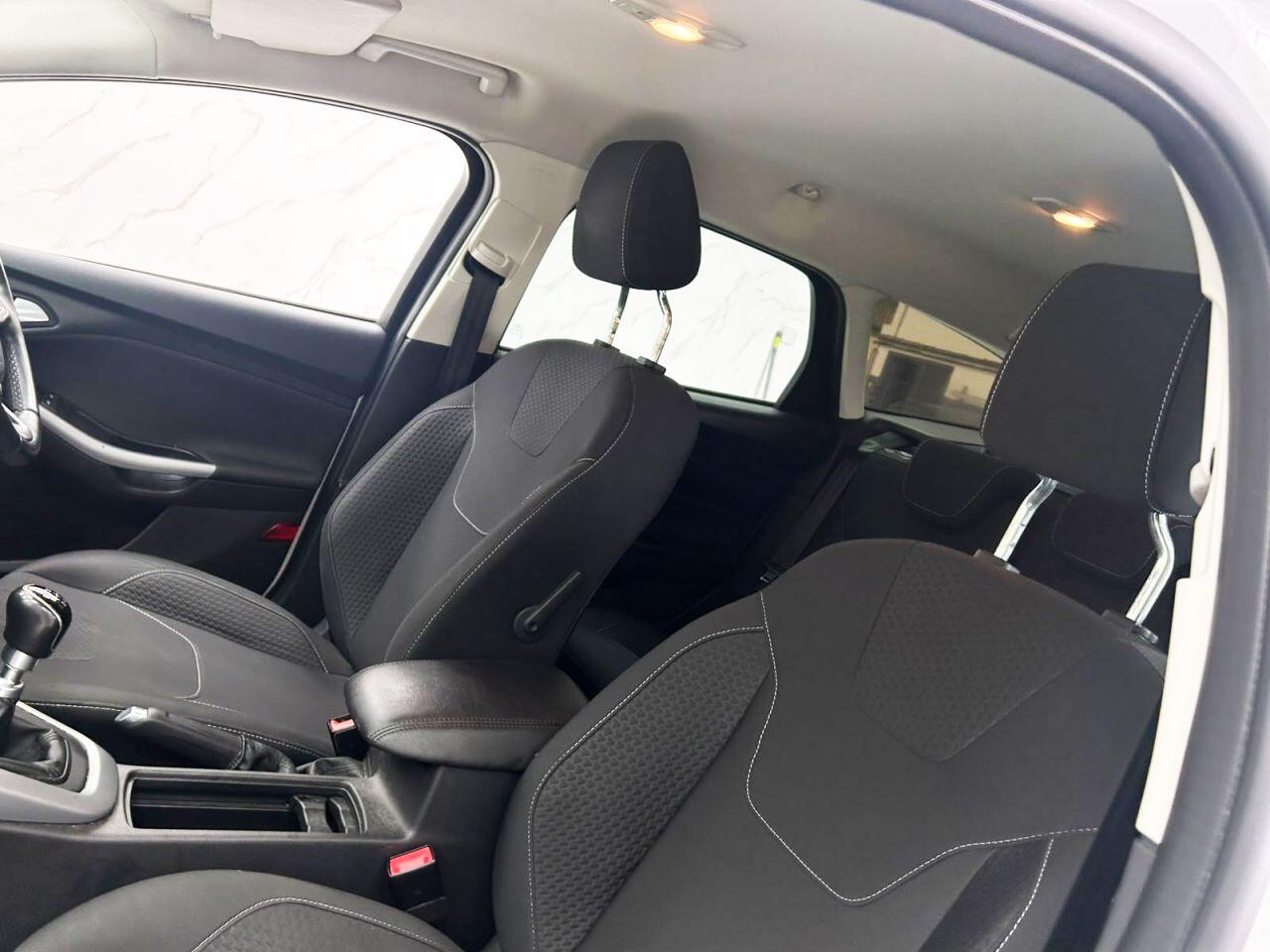 Ford Focus view 13