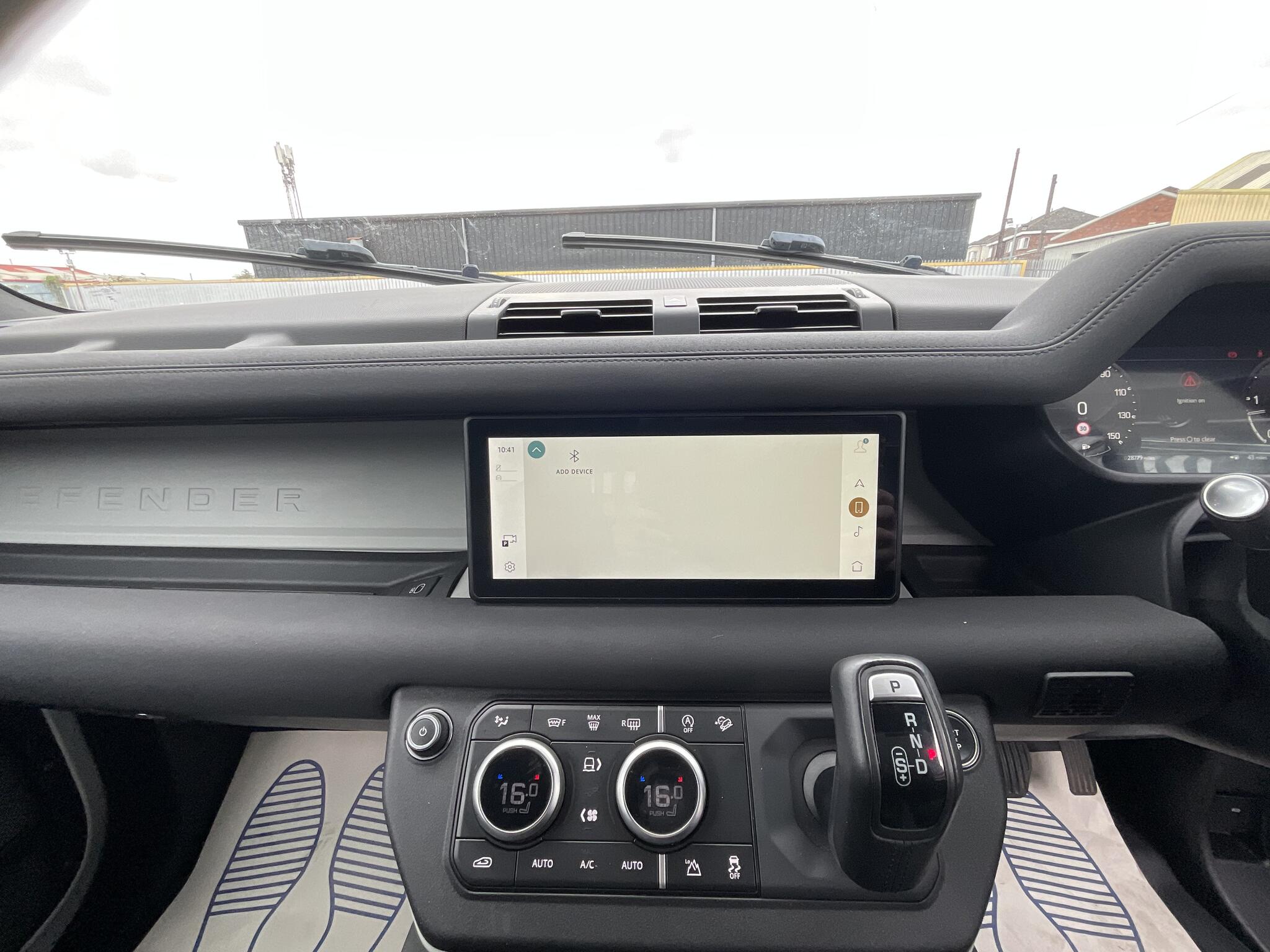 Land Rover Defender 110 view 27
