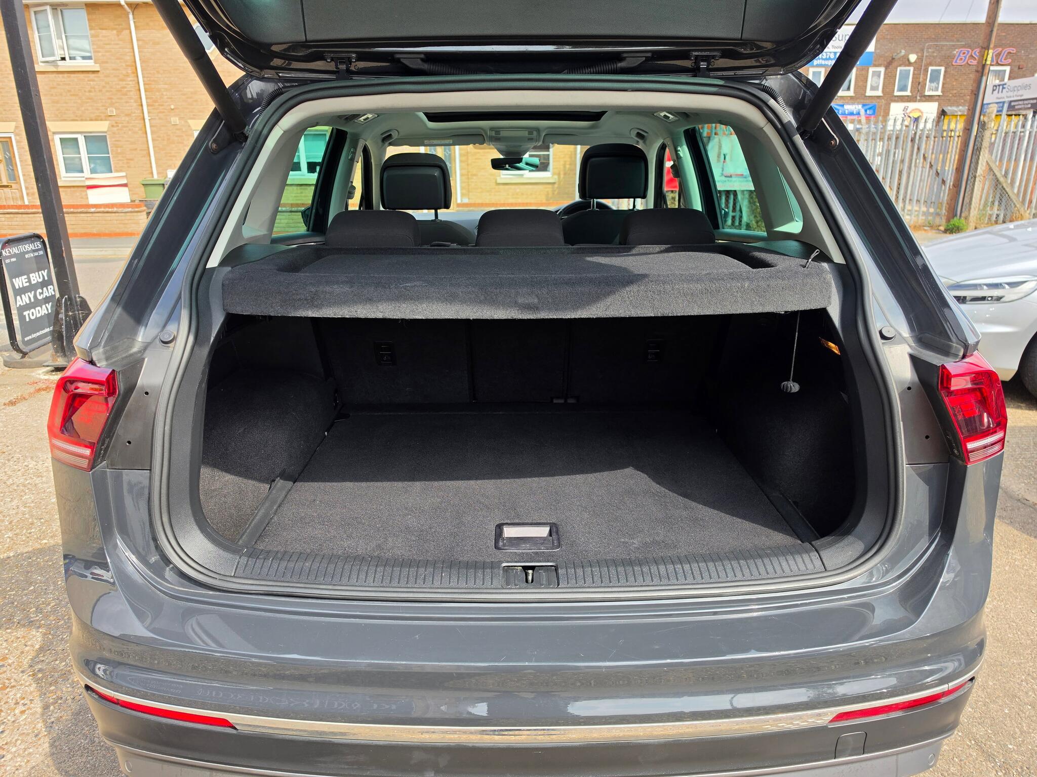 Volkswagen Tiguan view 6