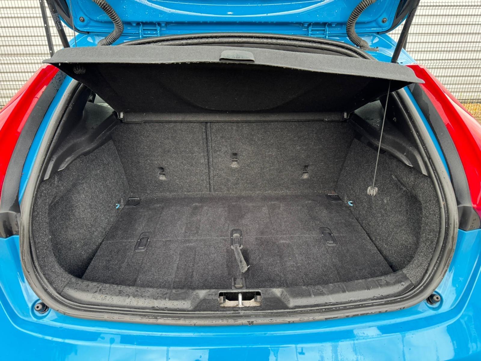 Volvo V40 view 16