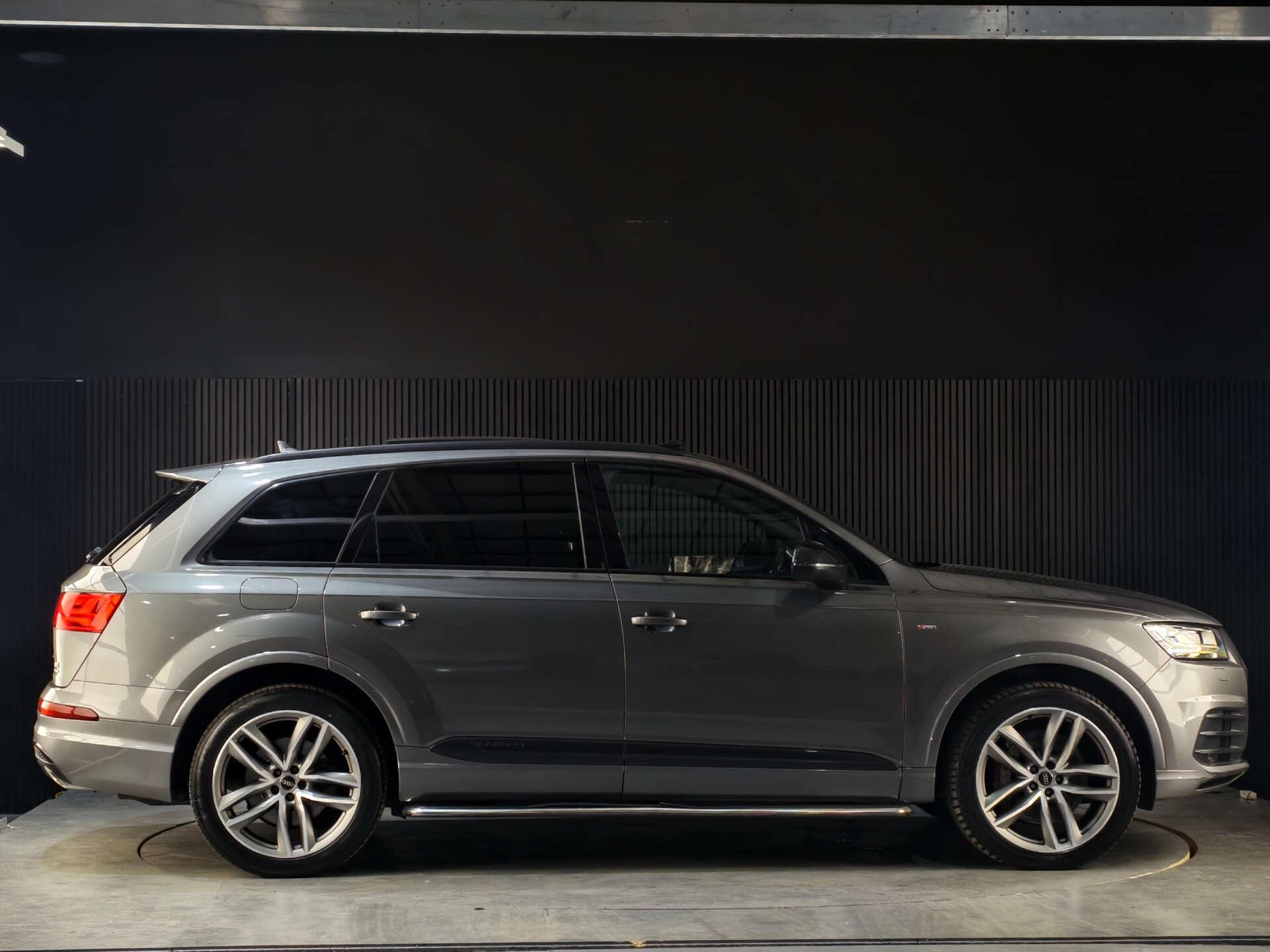 Audi Q7 view 14