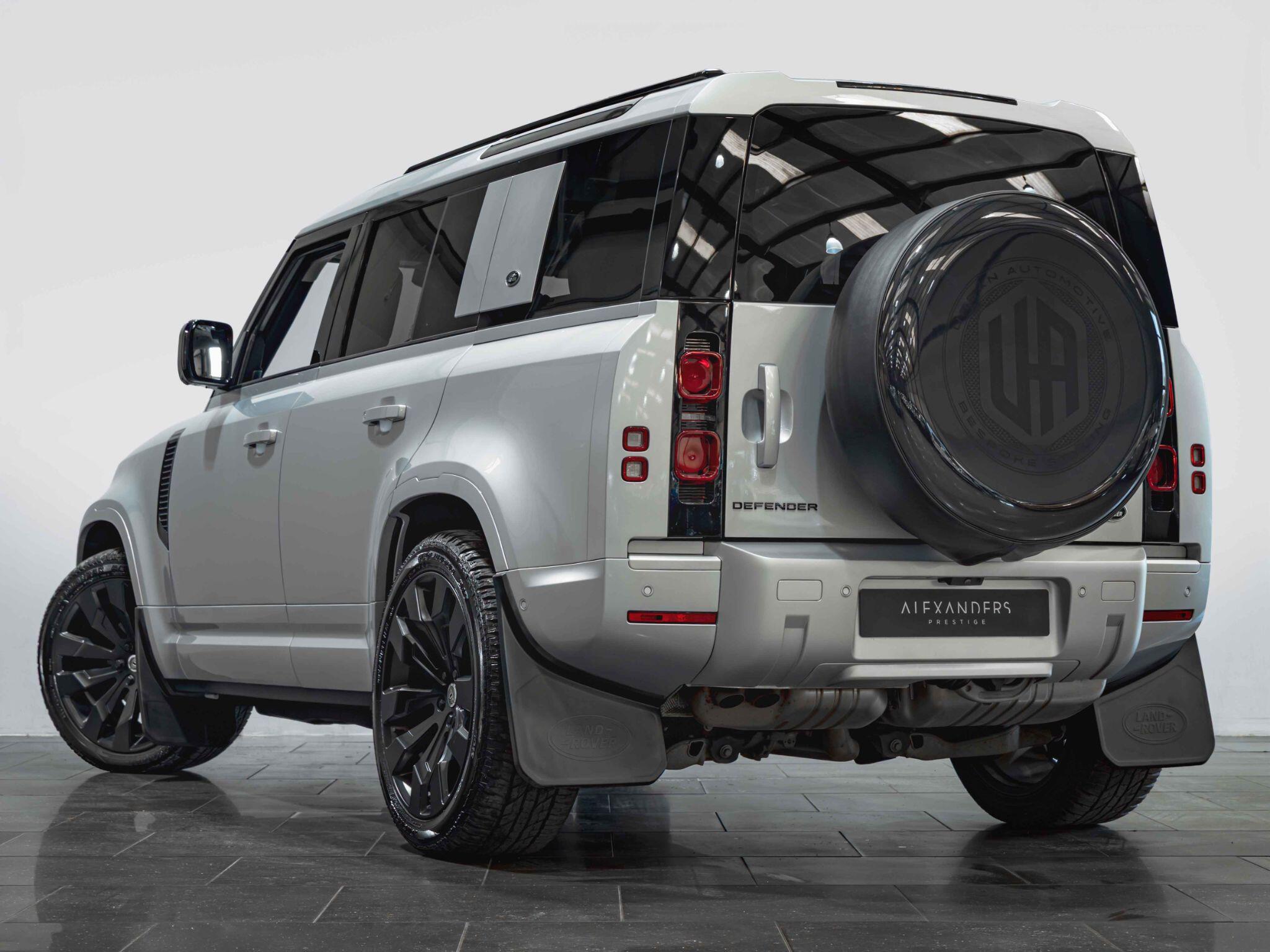 Land Rover Defender 110 view 8
