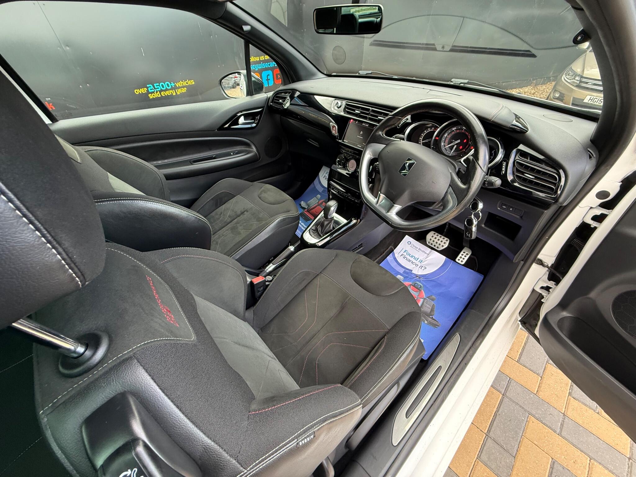 DS Automobiles DS 3 view 18