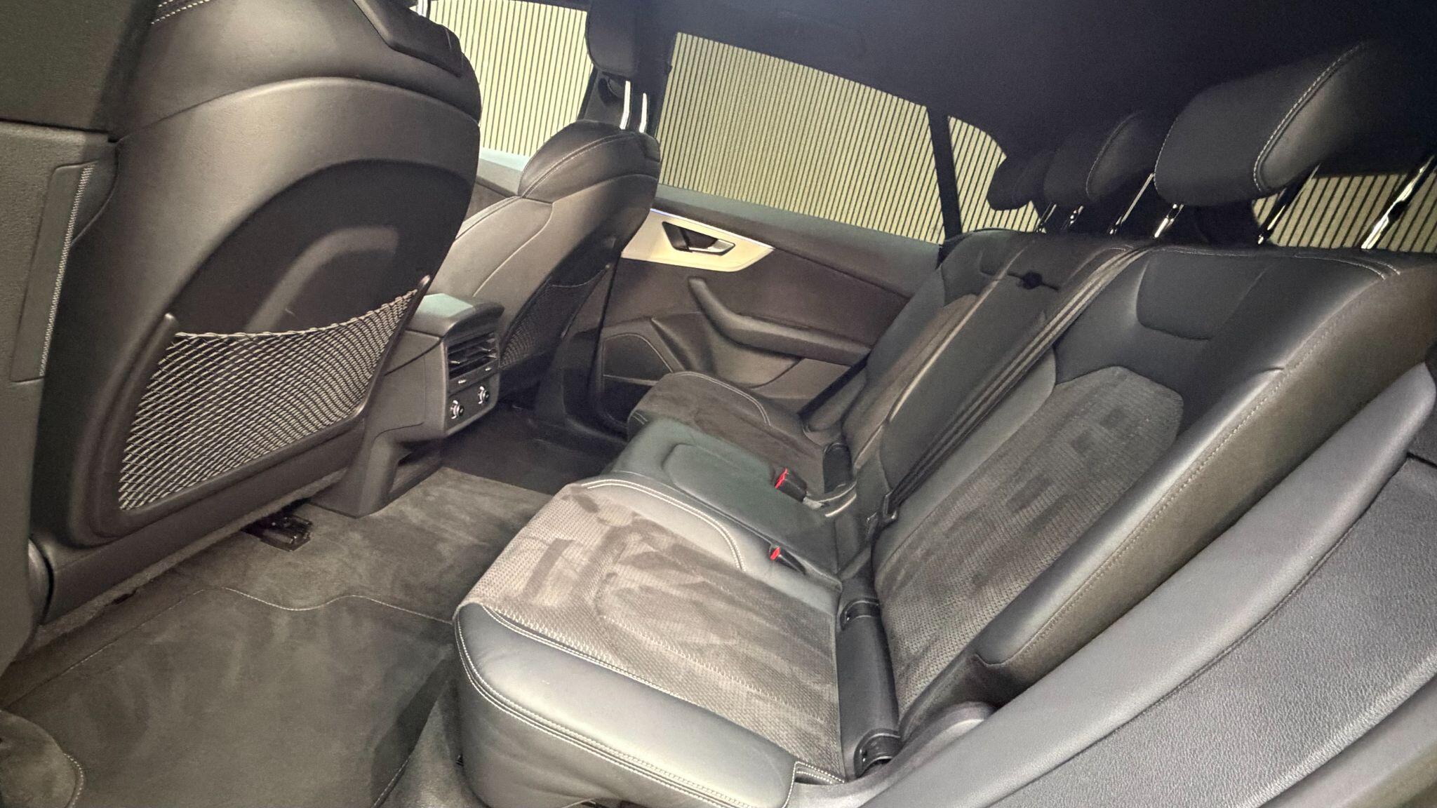 Audi Q8 view 11
