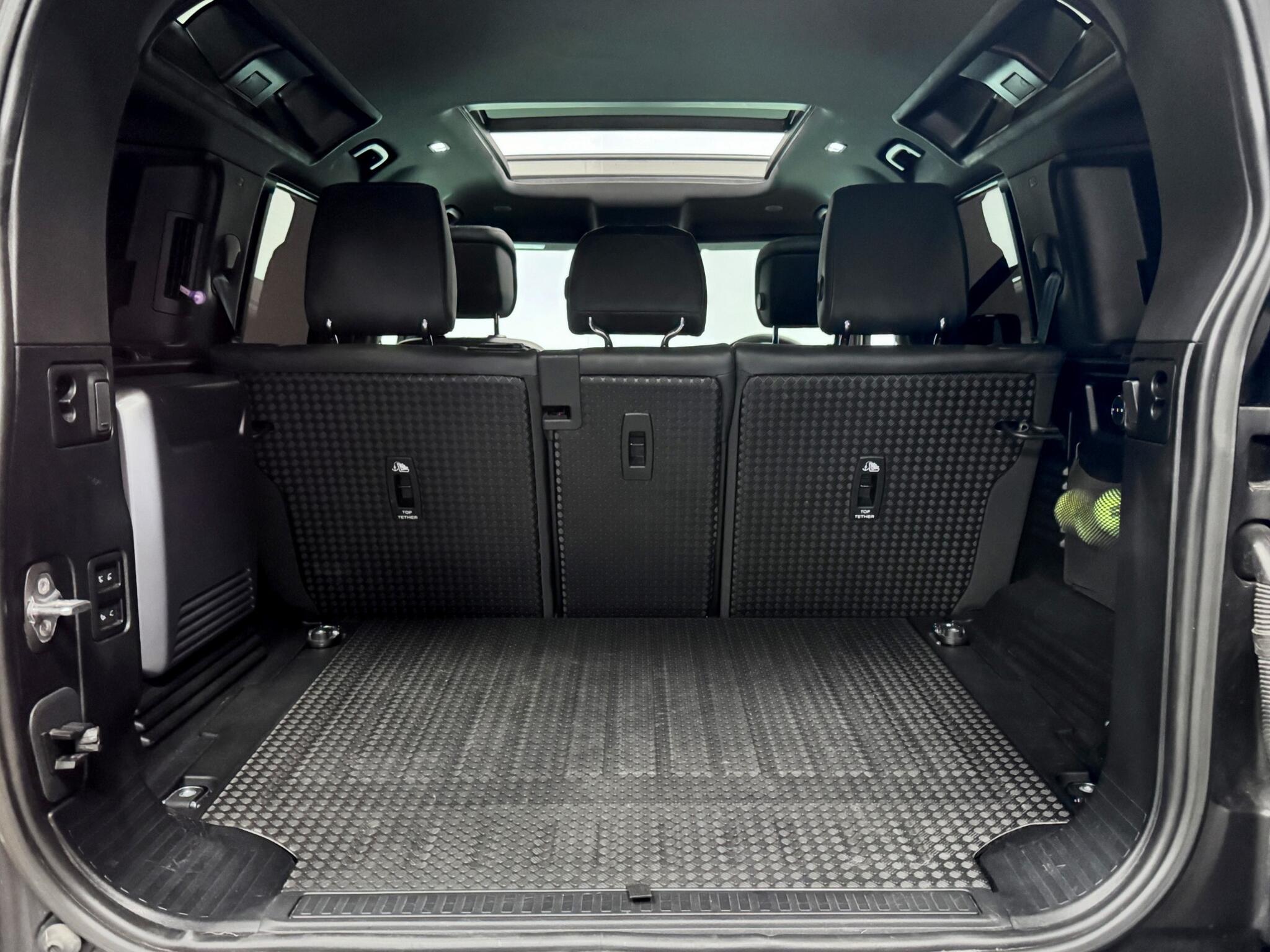 Land Rover Defender 110 view 7