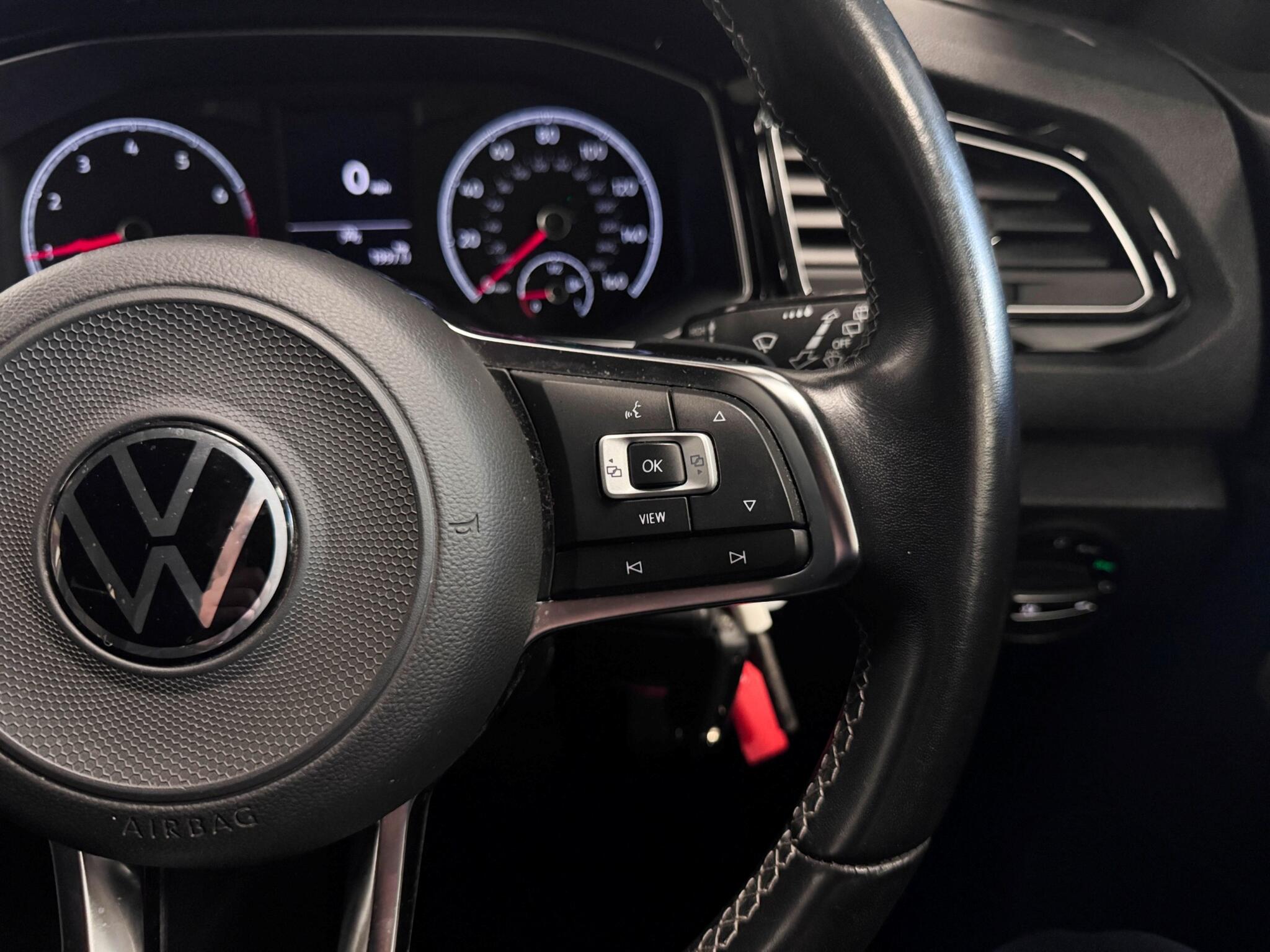 Volkswagen T-Roc view 12