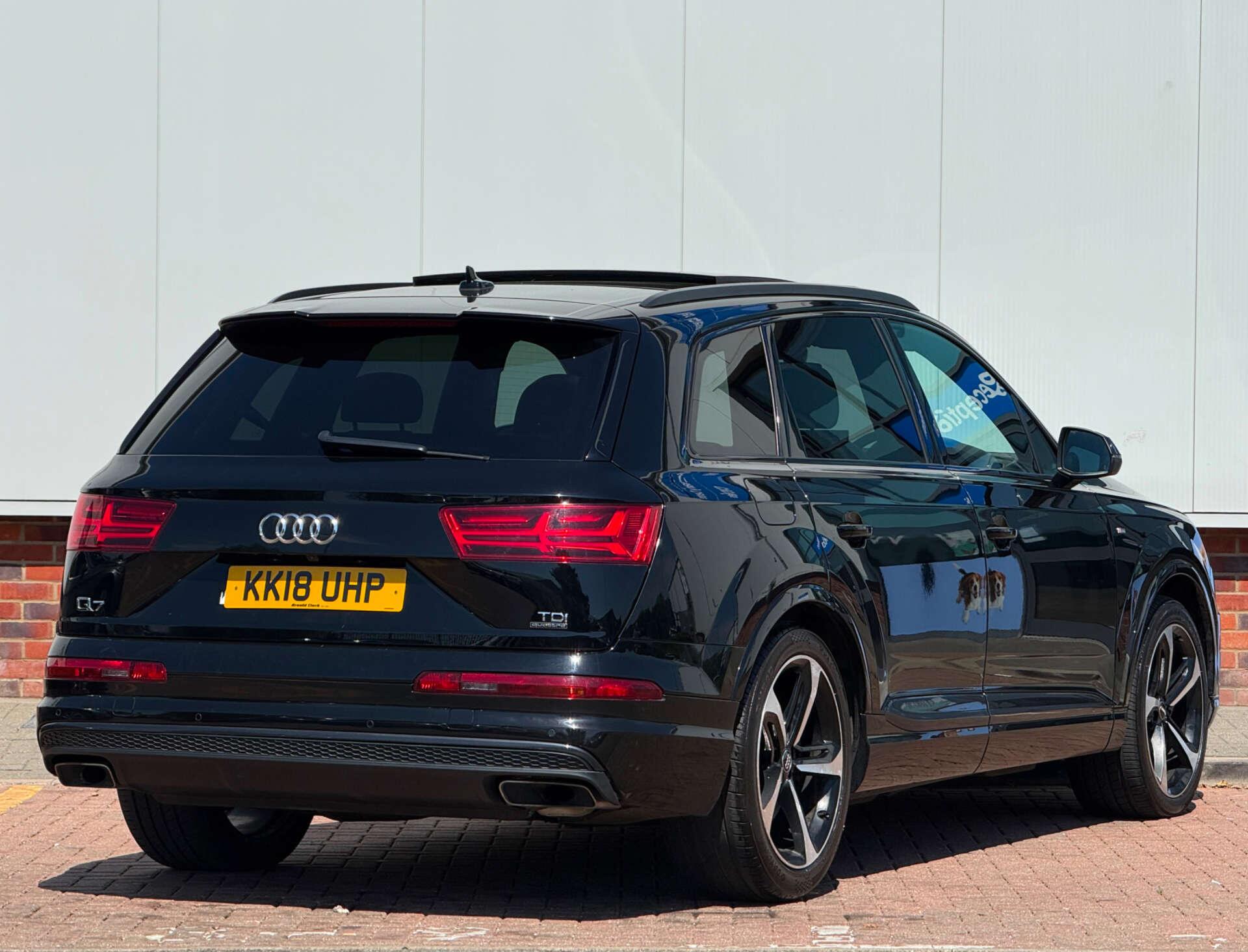 Audi Q7 view 9