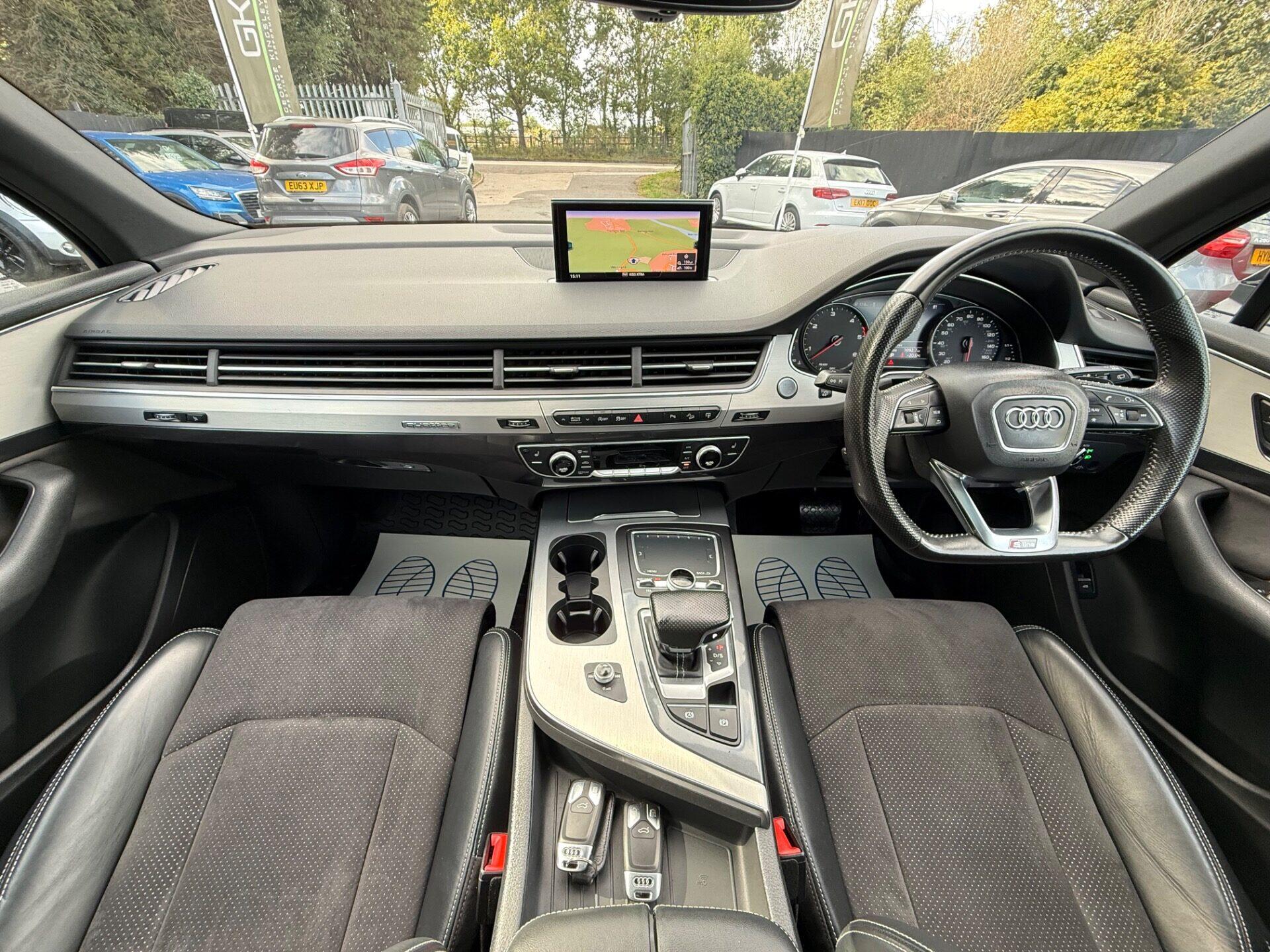 Audi Q7 view 13