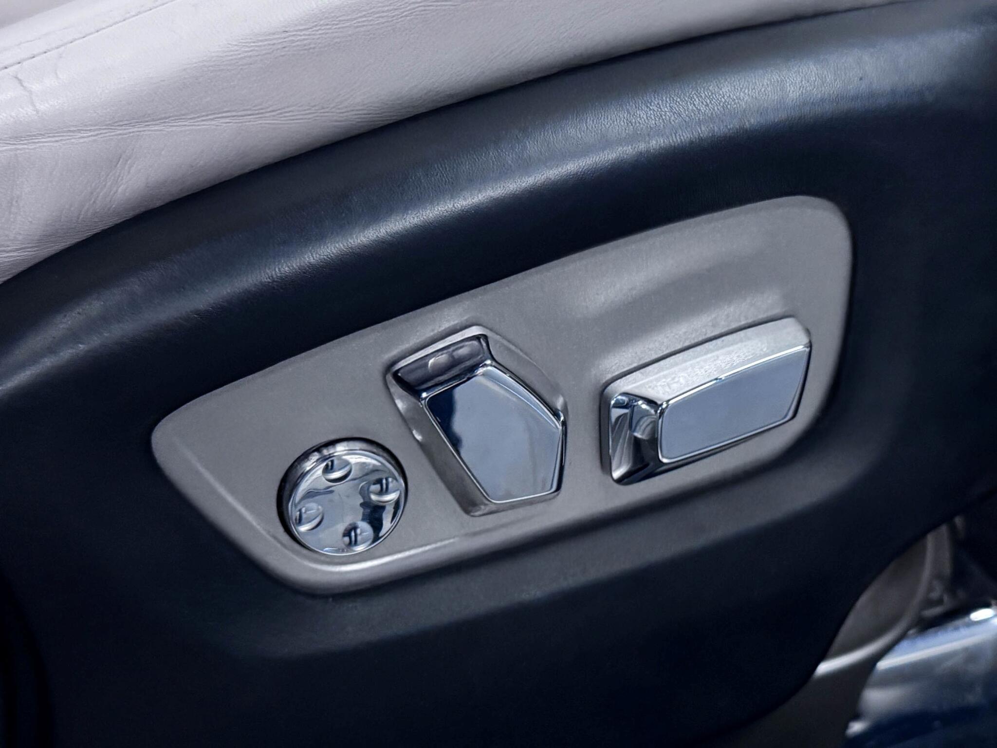 Rolls-Royce Dawn view 24