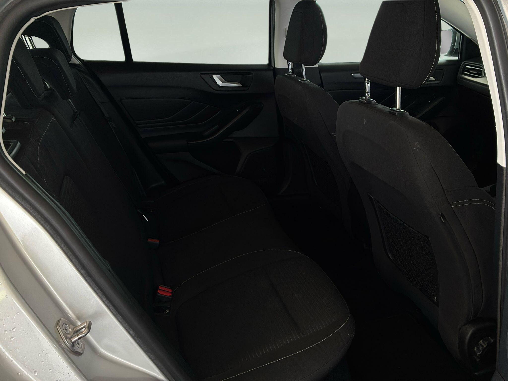 Ford Focus view 10