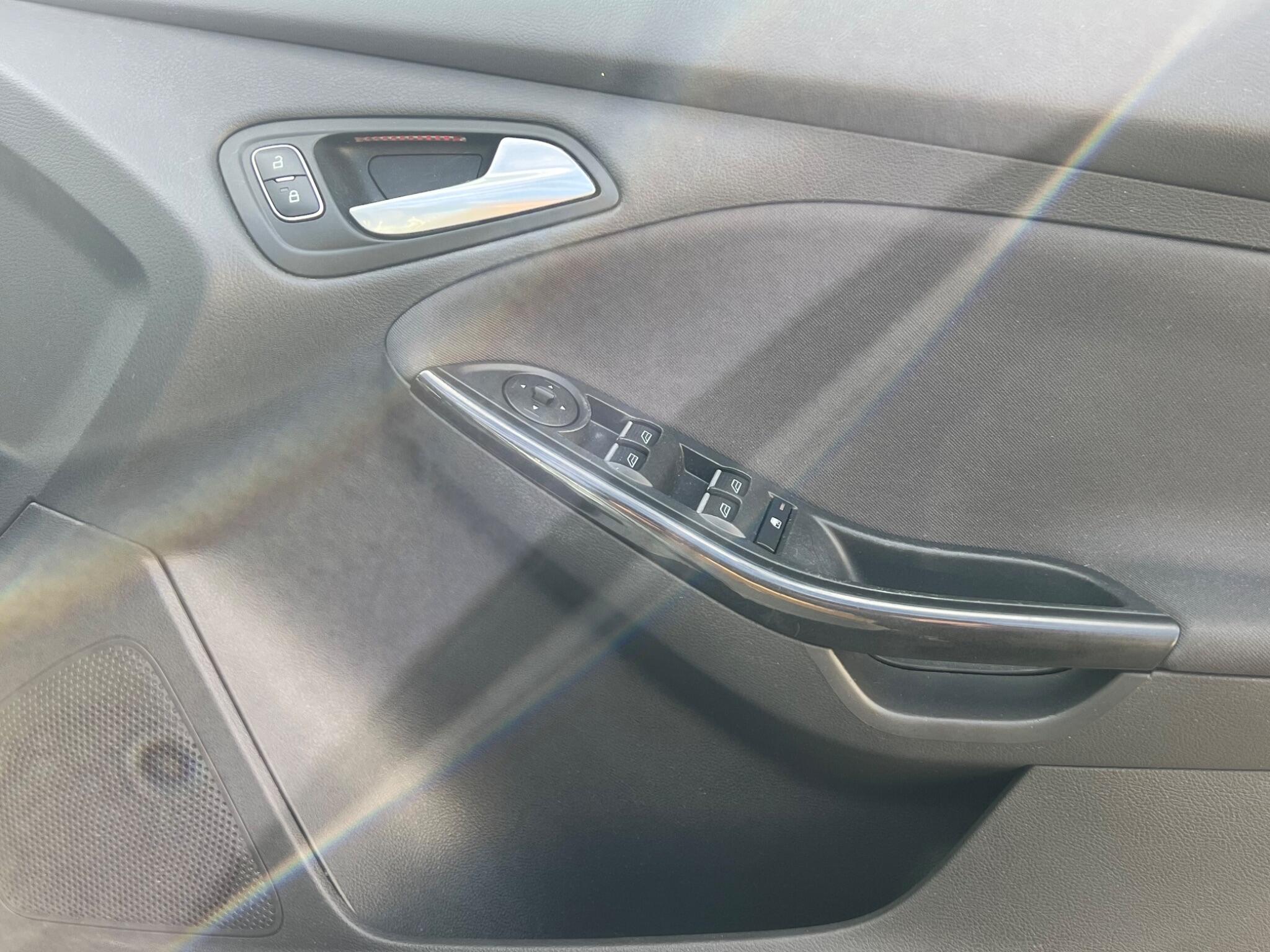 Ford Focus view 22