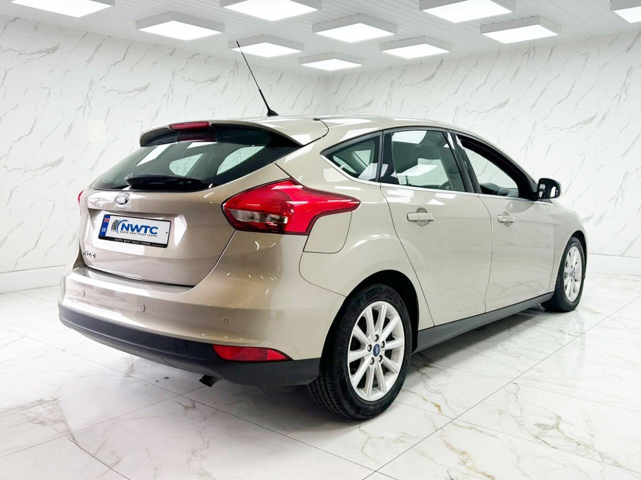 Ford Focus view 9