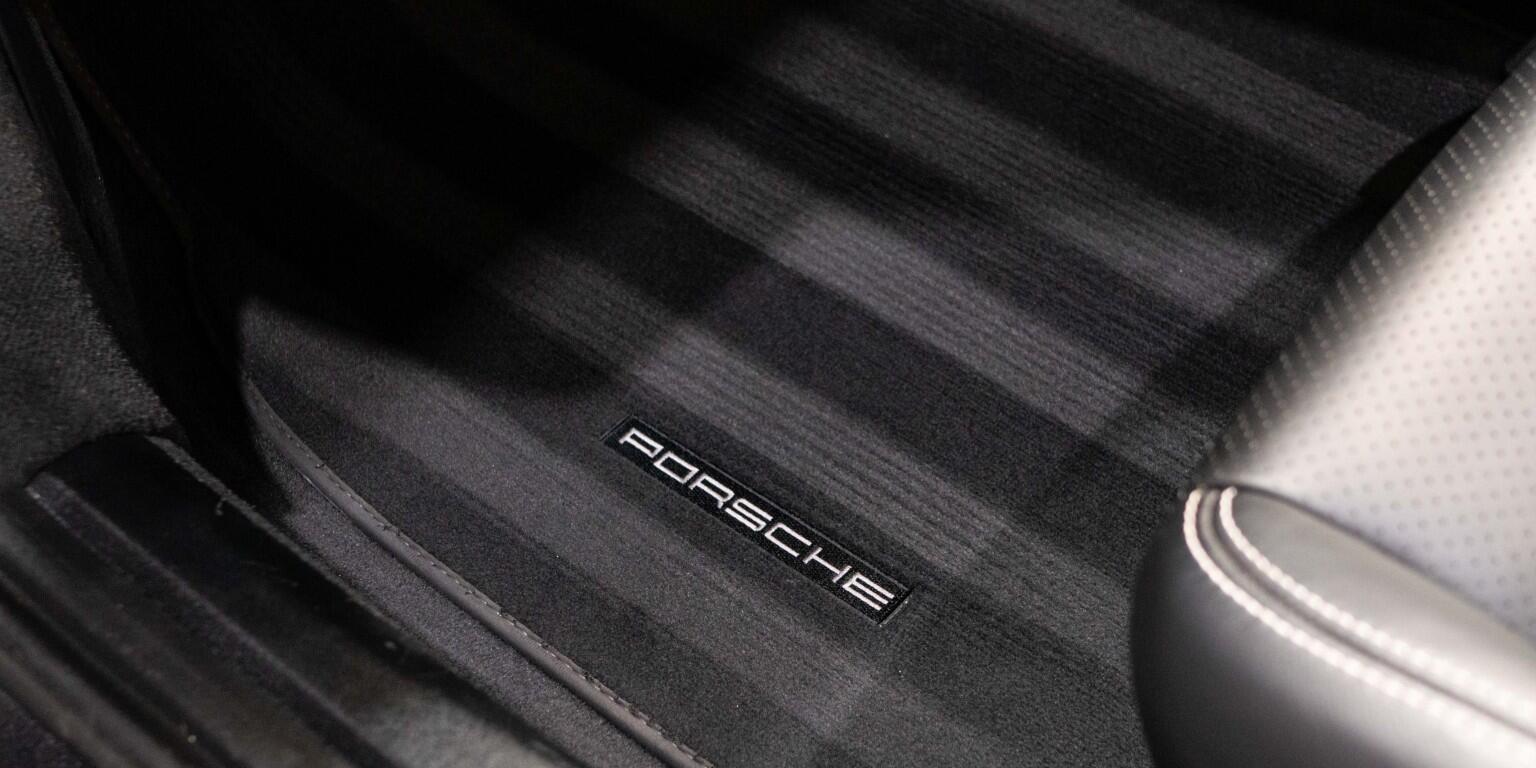 Porsche 911 view 35