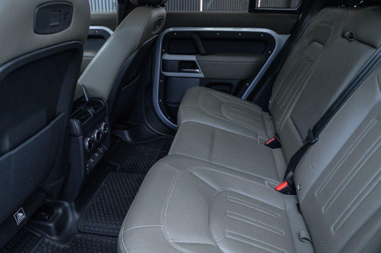 Land Rover Defender view 35