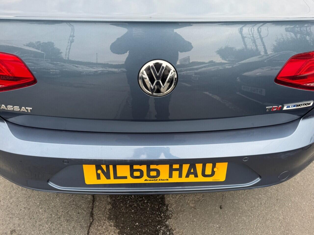 Volkswagen Passat view 16