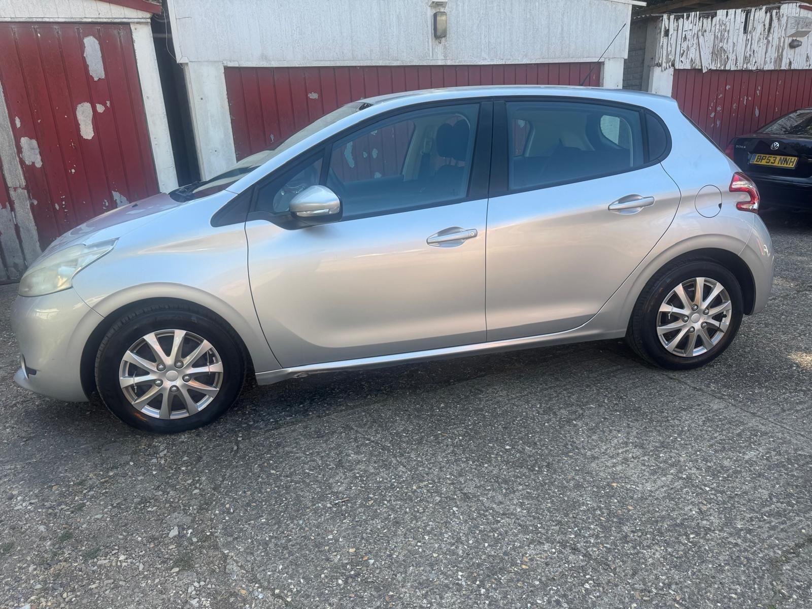 Peugeot 208 view 3
