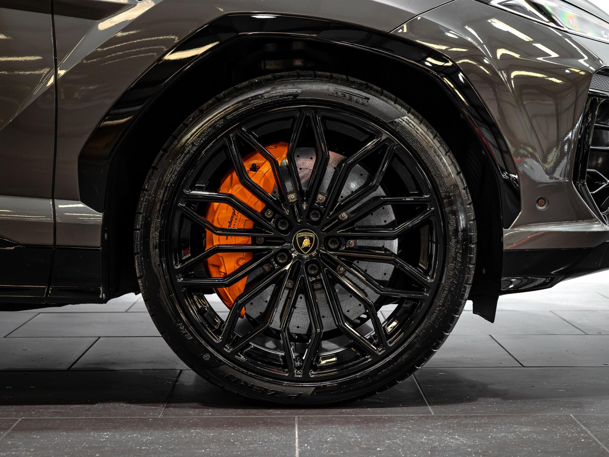 Lamborghini Urus view 4
