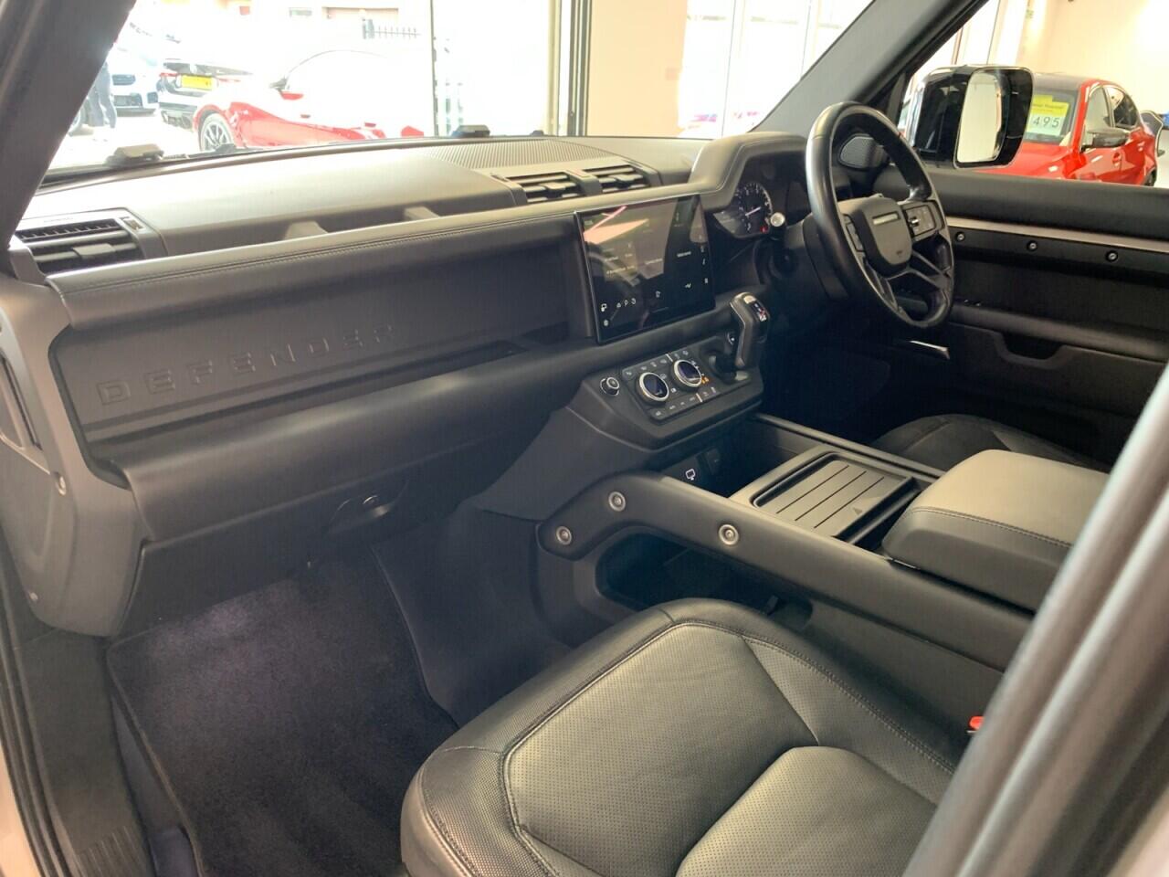 Land Rover Defender 110 view 34