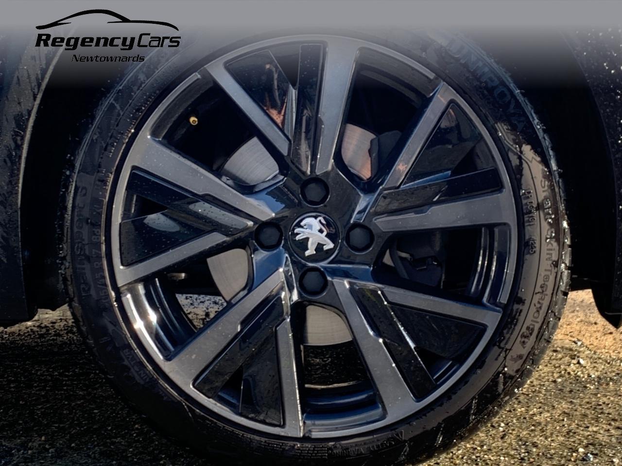 Peugeot 208 view 11